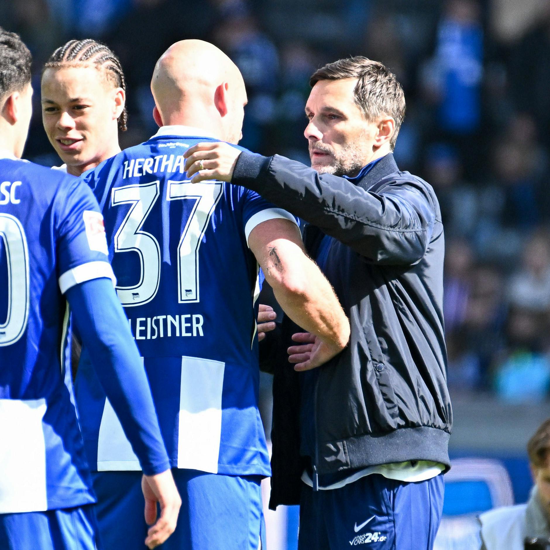 Hertha-Trainer Stefan Leitl umarmt Kapitän Toni Leistner nach dem 1:1 gegen Darmstadt.