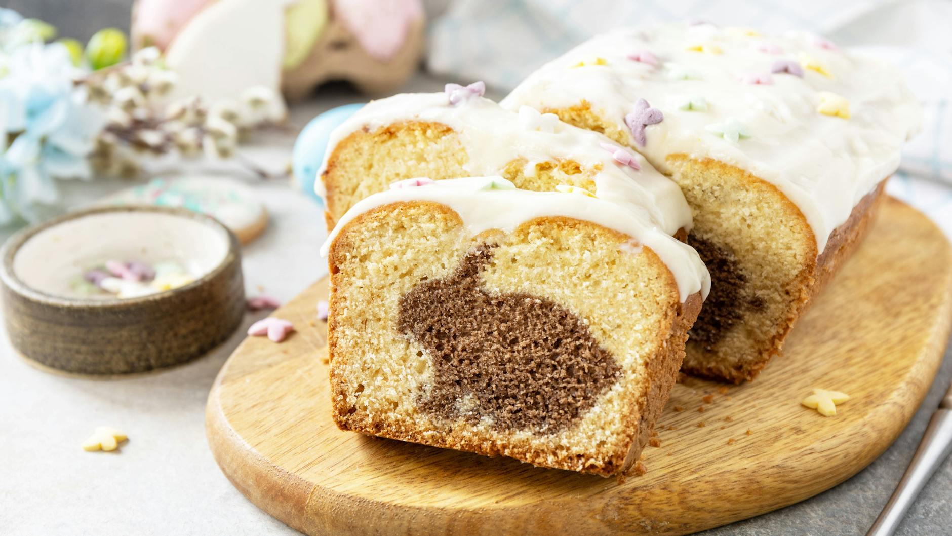 Das Hasenmotiv für den Hasenkuchen wird aus dem Schoko-Teig ausgestochen.