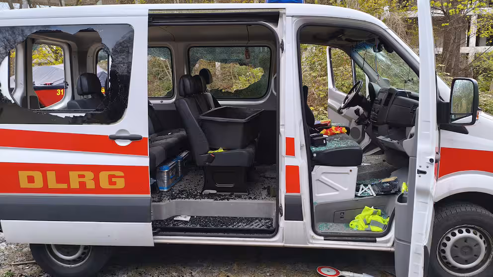So schäbig! Chaoten zertrümmern Einsatzfahrzeug der DLRG