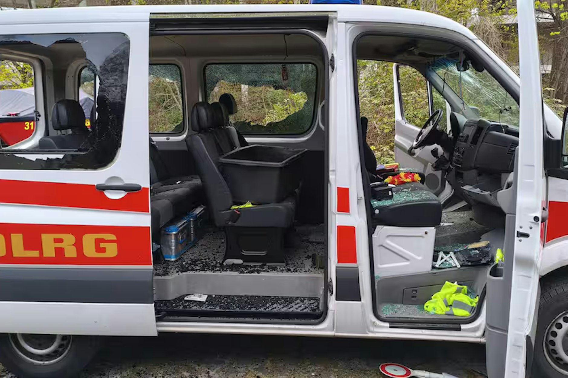 Das völlig verwüstete DLRG-Einsatzfahrzeug.