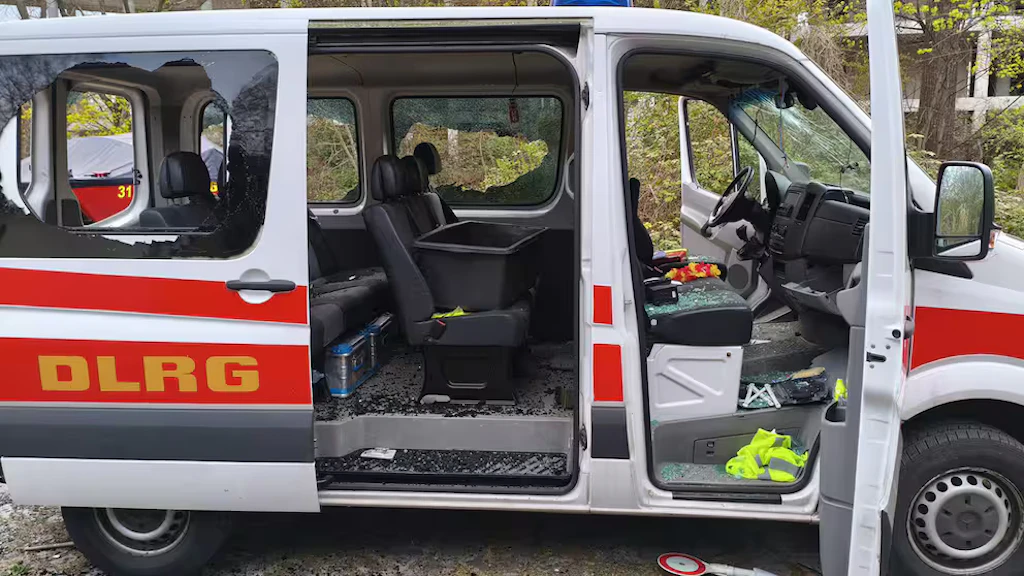So schäbig! Chaoten zertrümmern Einsatzfahrzeug der DLRG