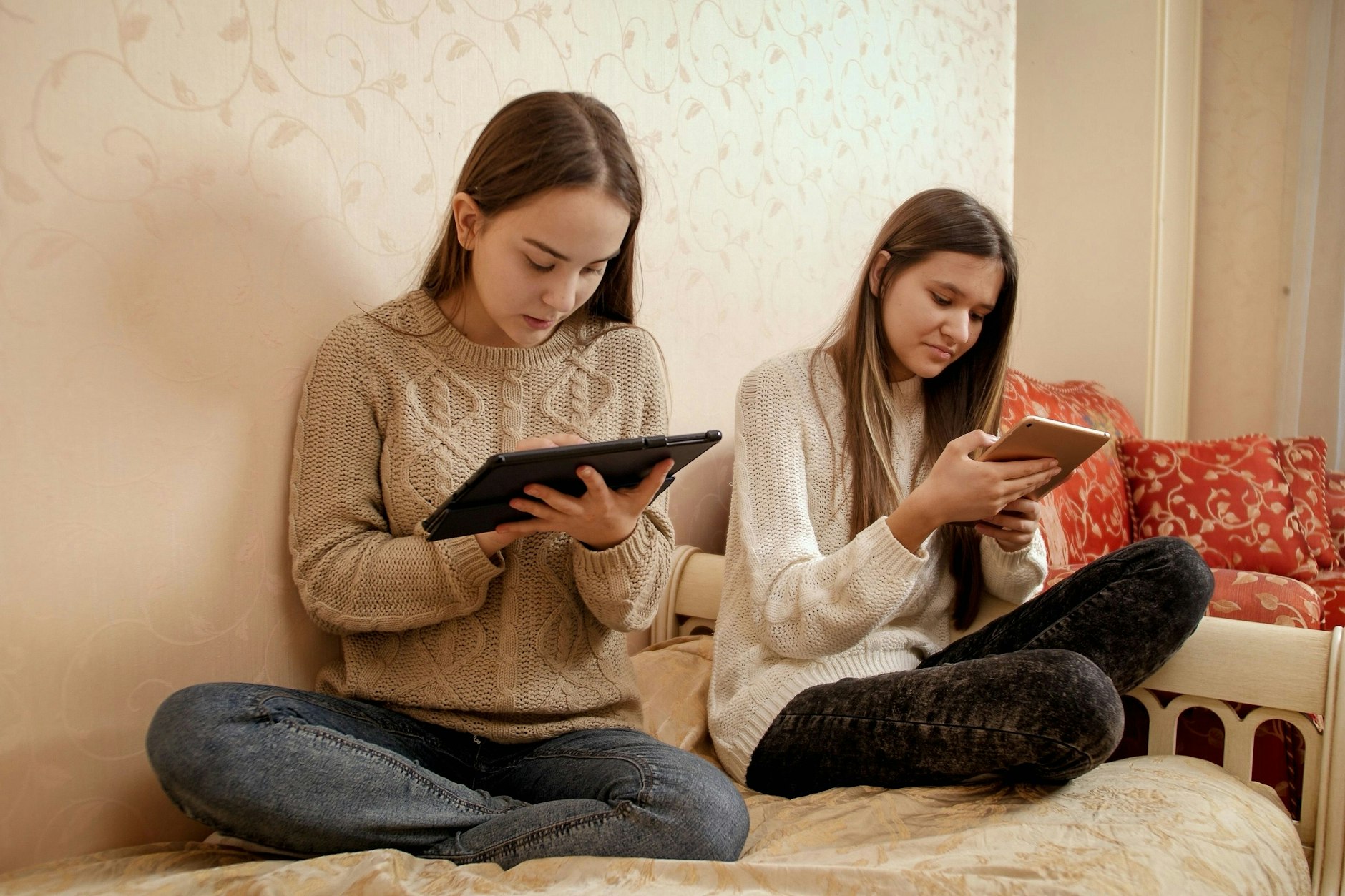 Kinder daddeln viel an Handy und Tablet. Damit sie sich auf ihre Schulaufgaben konzentrieren, nahm eine Mutter ihren Töchtern die iPads weg. Das hatte heftige Folgen (Symbolfoto).