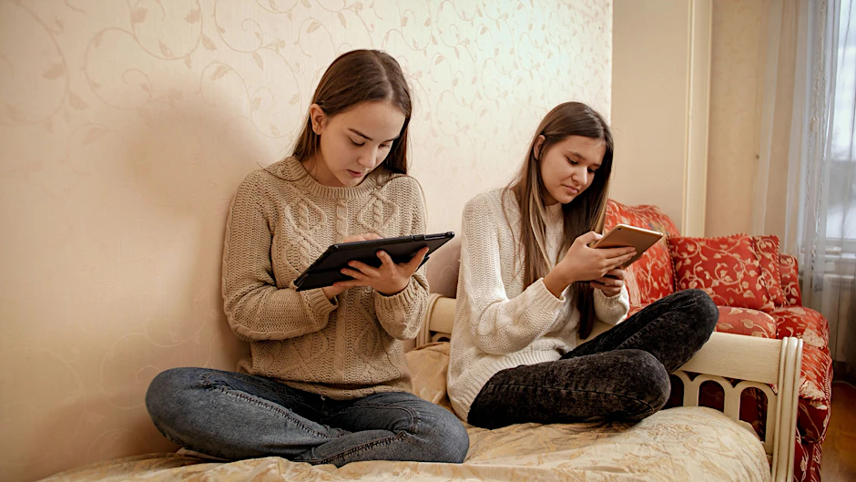 Kinder daddeln viel an Handy und Tablet. Damit sie sich auf ihre Schulaufgaben konzentrieren, nahm eine Mutter ihren Töchtern die iPads weg. Das hatte heftige Folgen (Symbolfoto).