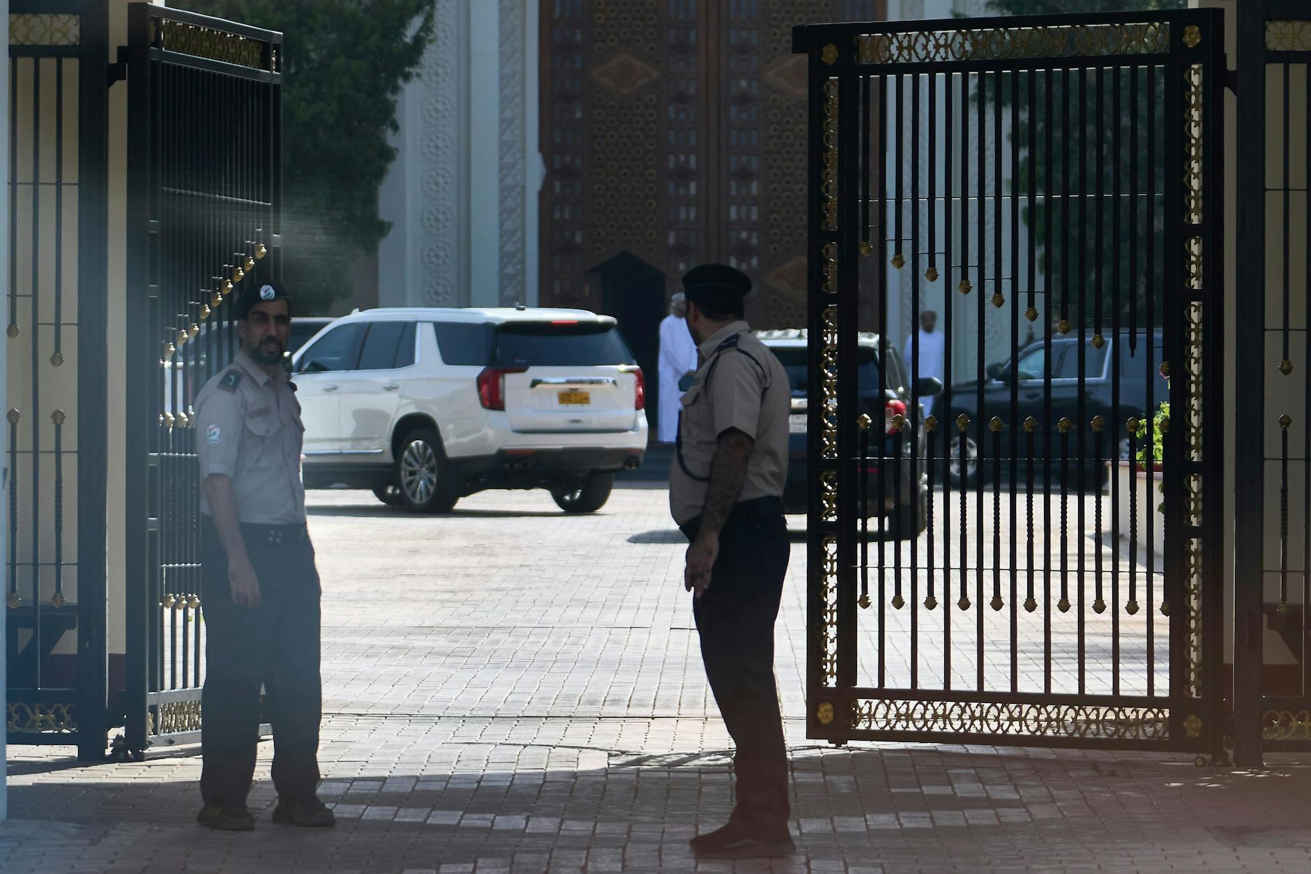 Oman, Maskat: Omanische Sicherheitskräfte beobachten einen Konvoi, in dem vermutlich der US-Gesandte für den Nahen Osten, Steve Witkoff, transportiert wird.