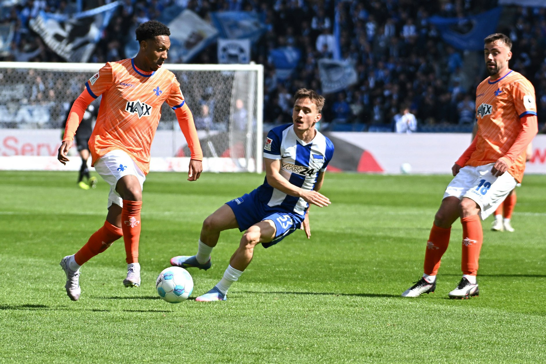 Ex-Herthaner Djanga Boetius (l.) trat mit seinem neuen Klub Darmstadt im Olympiastadion an. Es ist ein Wunder, dass er nach seiner Krebserkrankungen wieder Fußball spielt
