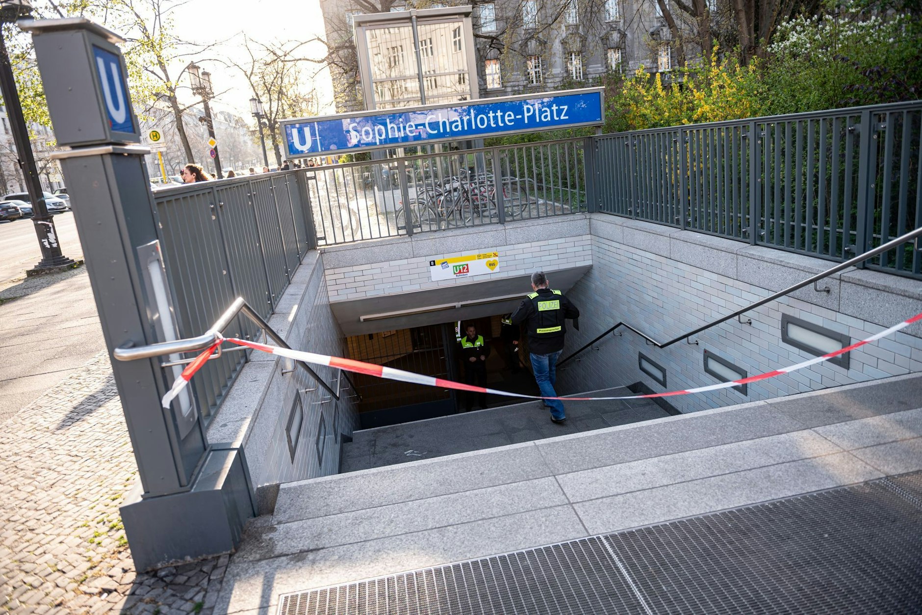 Der abgesperrte Eingang vom U-Bahnhof Sophie-Charlotte-Platz. Auf dem Bahnsteig war infolge mehrerer Messerstiche ein 29-jähriger Mann gestorben.