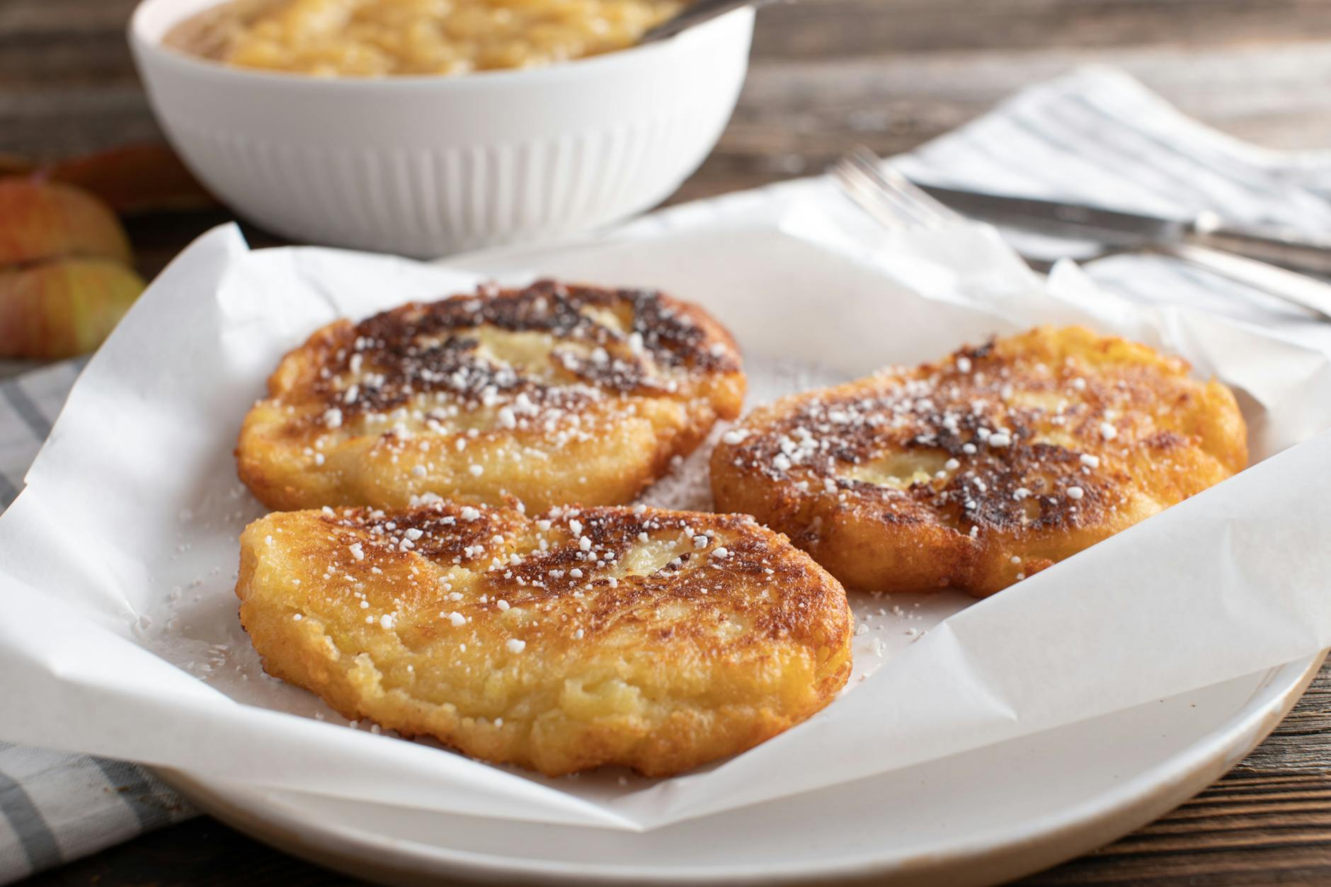 Die Quarkkeulchen werden mit Apfelmus serviert.