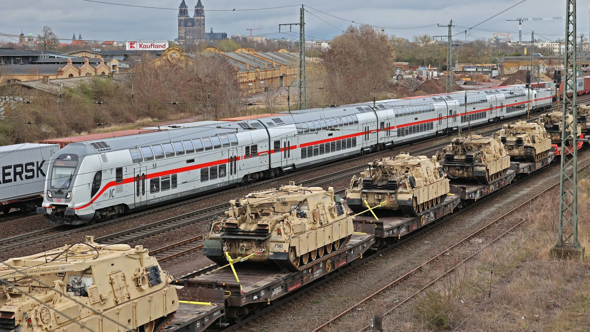 Ein Zug mit Panzern der US-Armee fährt durch den Bahnhof Magdeburg-Sudenburg Richtung Osten (2022).