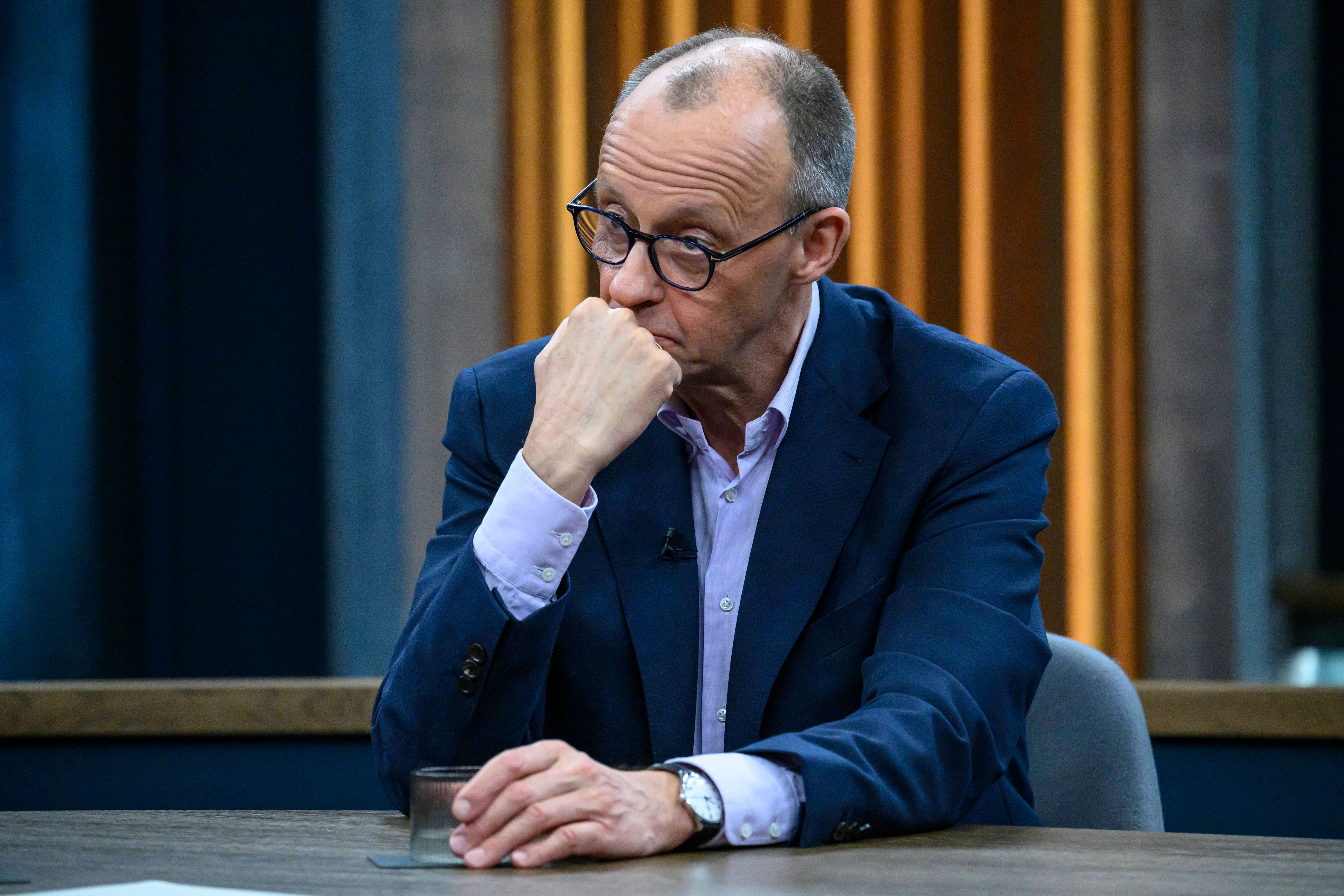 Deutschlandticket bald 90 Euro? Friedrich Merz verwirrt bei Miosga