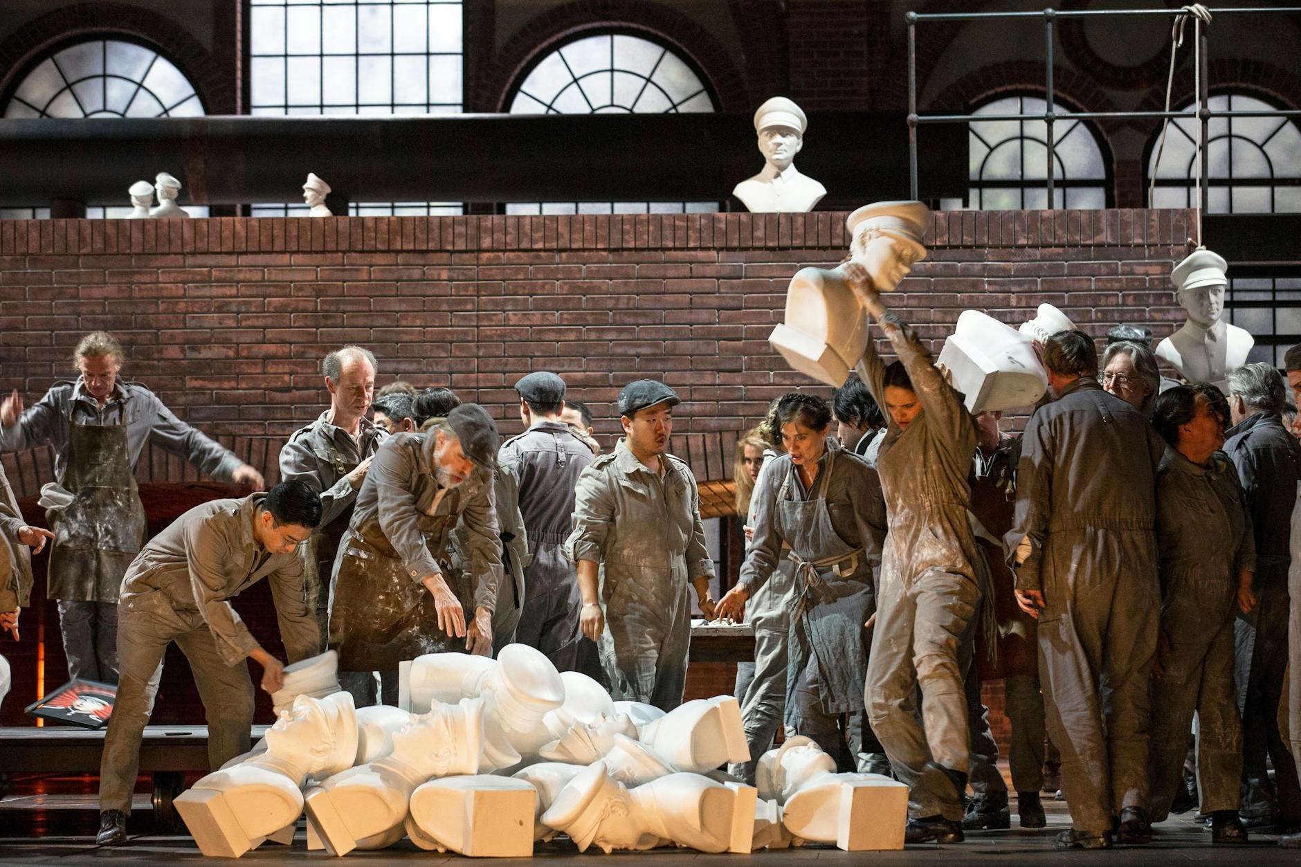 Inmitten dieser politischen Aufpolierung eines alten Stoffes paradiert nun „Norma“ im grauen Filz.