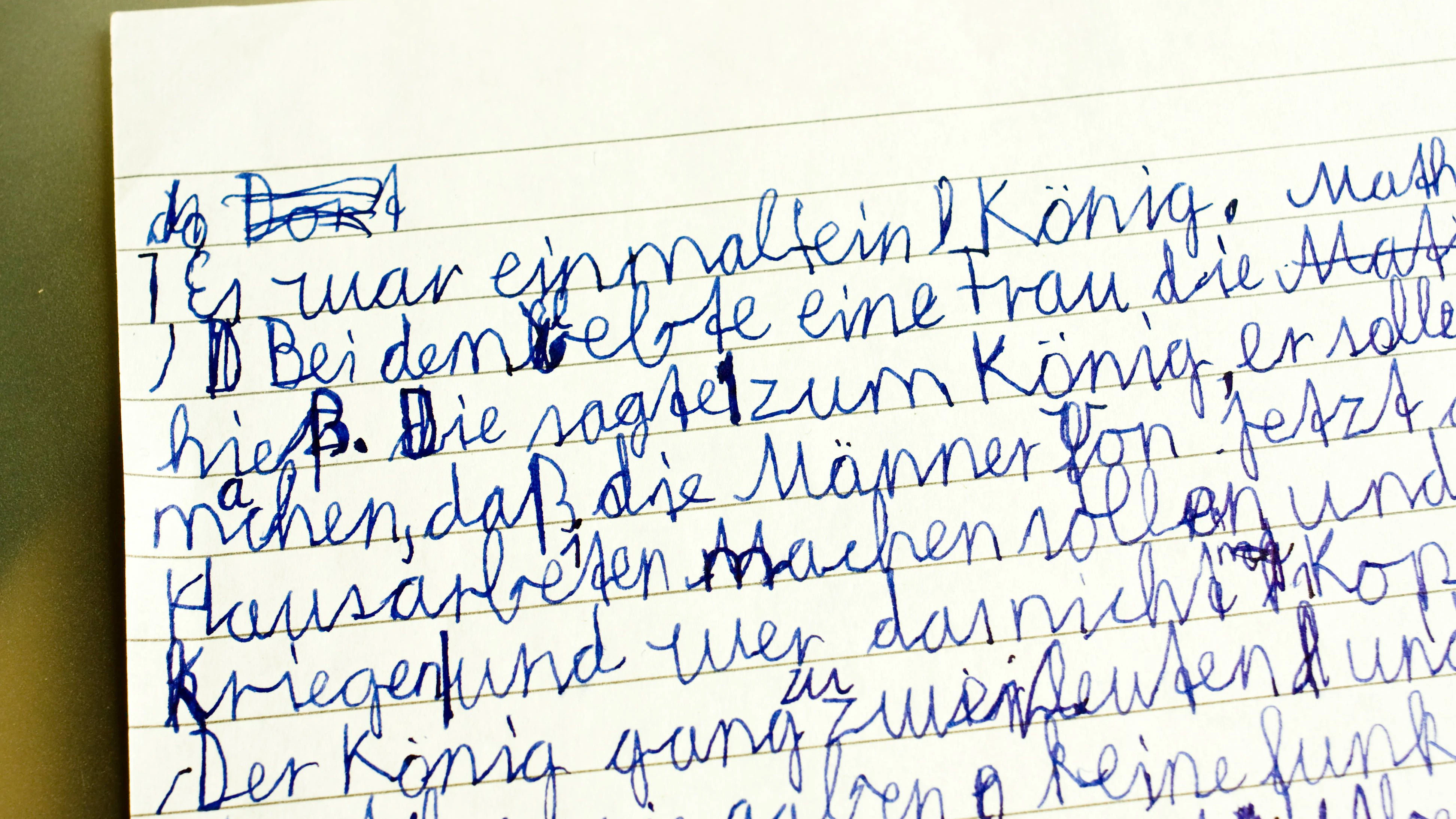Ein Schleichdiktat unterscheidet sich von einem normalen Diktat. Hier können die Schüler gleich selbst prüfen, ob ihre abgeschriebenen Sätze richtig sind.