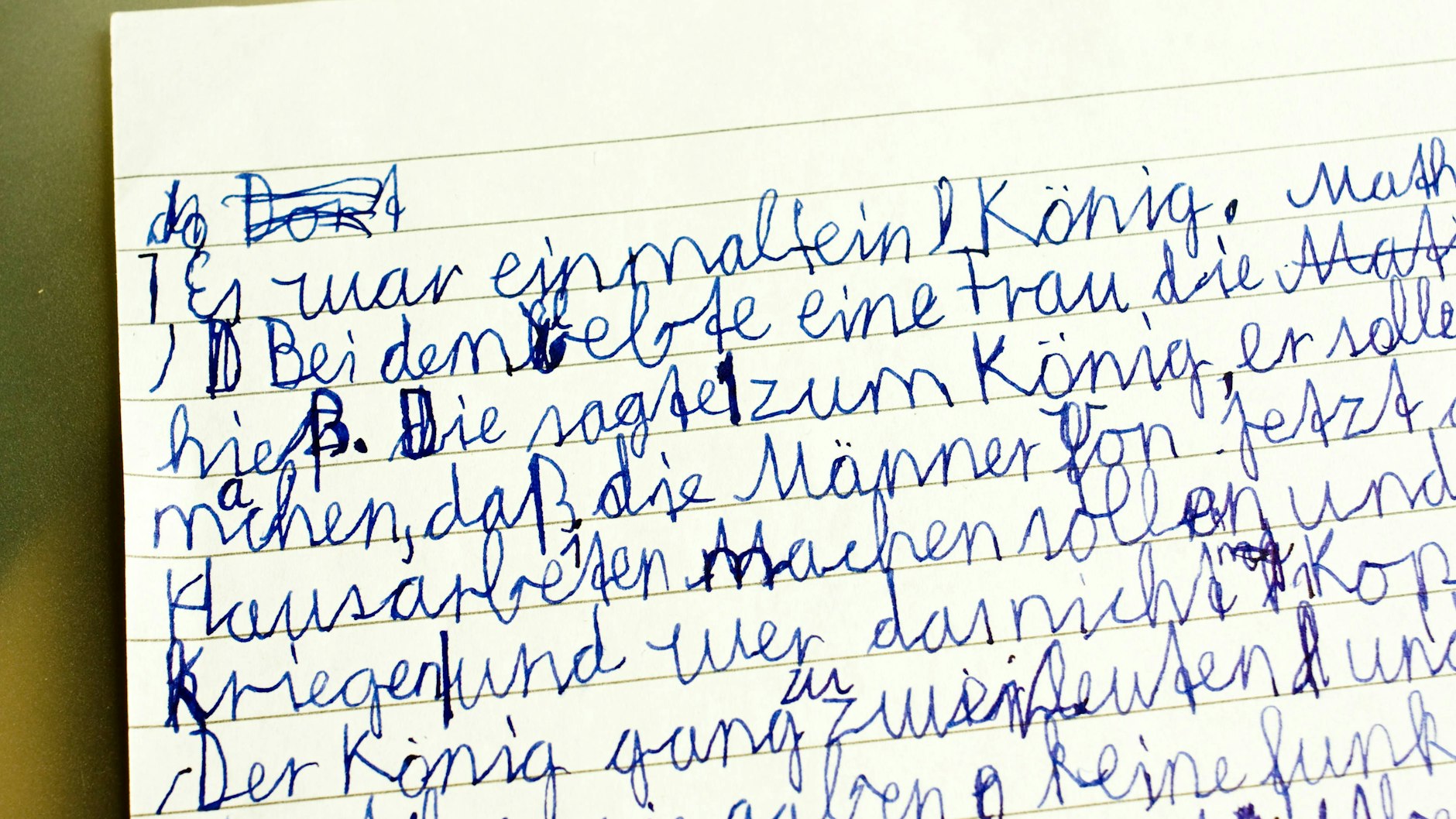 Ein Schleichdiktat unterscheidet sich von einem normalen Diktat. Hier können die Schüler gleich selbst prüfen, ob ihre abgeschriebenen Sätze richtig sind.