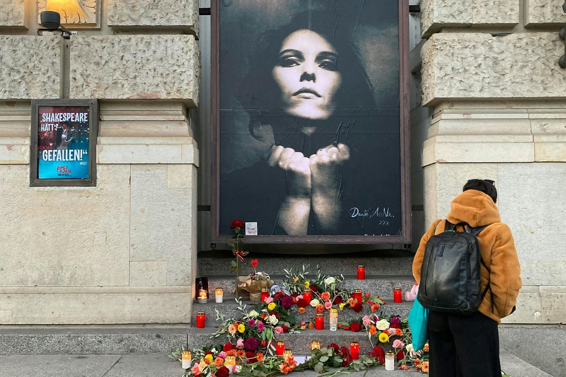 Gedenkort für die Rosenstolz-Sängerin AnNa R. am Theater des Westens – mit besagtem Foto