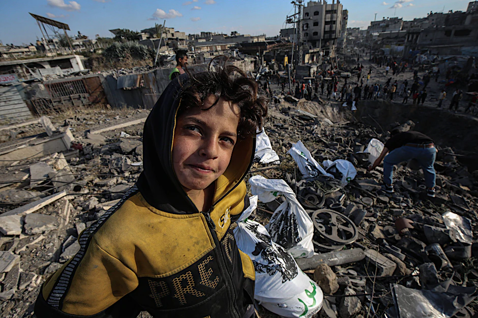 Palästinenser versammeln sich um einen großen Krater nach einem israelischen Angriff auf eine Metallwerkstatt im Viertel Zaytoun in Gaza-Stadt.