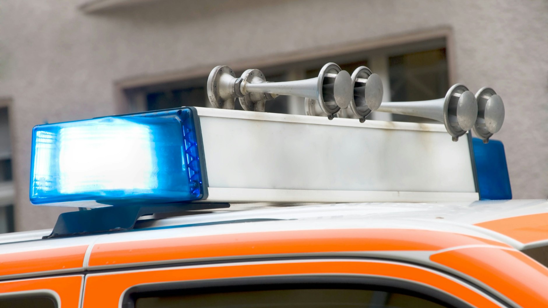 Das Martinshorn wurde von der Deutschen Signal-Instrumenten-Fabrik Max B. Martin entwickelt. Heute ist es bei Einsatzfahrzeugen gesetzlich vorgeschrieben.