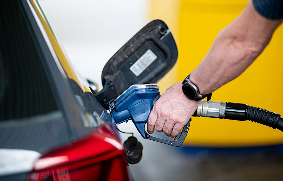 Ein Mann betankt an einer Tankstelle sein Auto. Ab 2027 könnten die Preise extrem in die Höhe gehen.