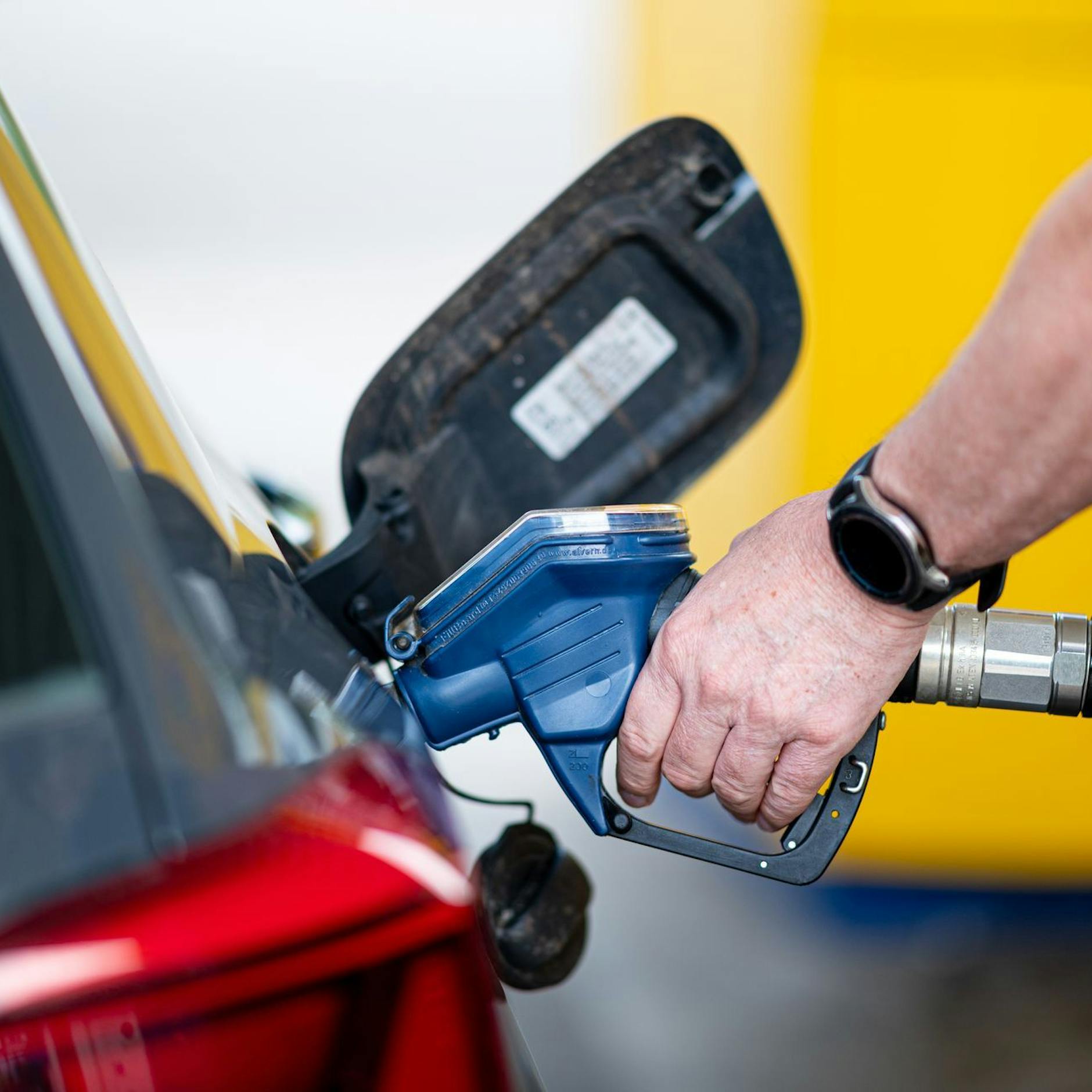 Image - „Wie Leibeigene im 19. Jahrhundert“: Tankstellen schießen gegen Merz wegen CO₂-Preis