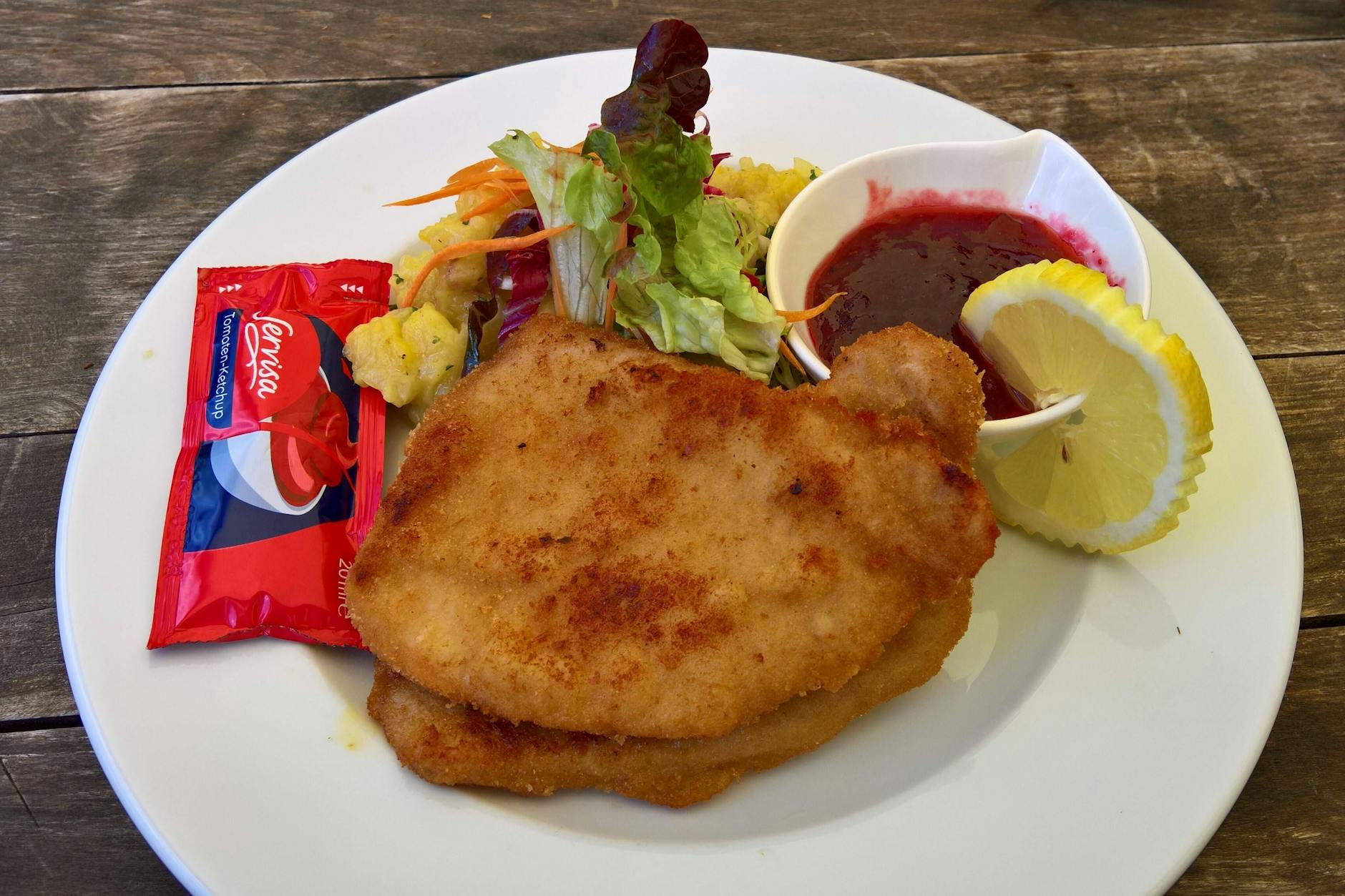 Wiener Schnitzel mit dekorativer Beilage auf einem Autobahn-Rastplatz: Die Preise fürs Essen während der Erholungspause sind selten günstig. Werden sie durch die Mehrwertsteuersenkung billiger?