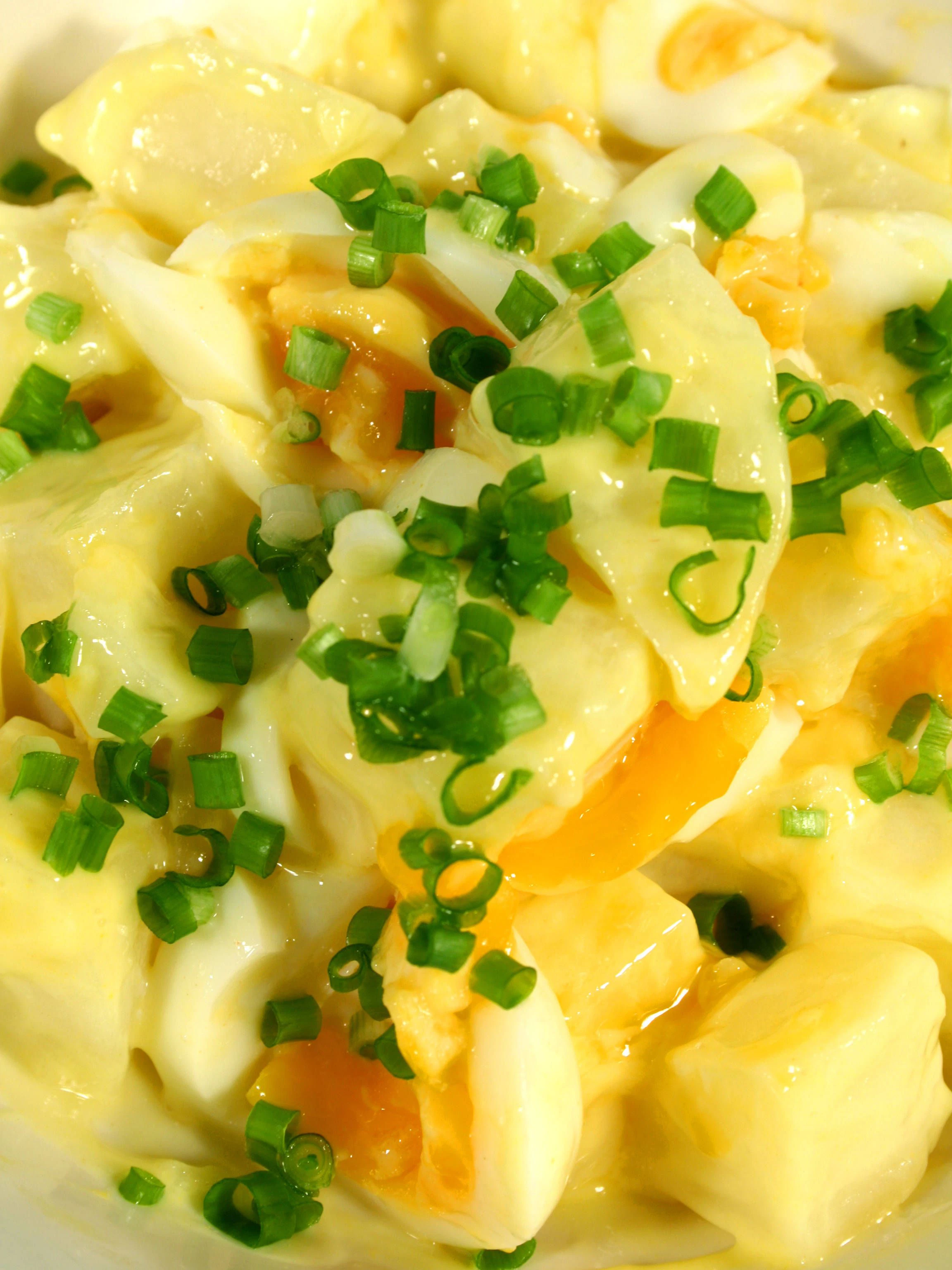 Der 7-Tassen-Salat ist ein ganz besonderer Kartoffelsalat, in dem die besten Zutaten stecken. Wie Sie ihn ganz leicht selbst machen können, erfahren Sie im Rezept.