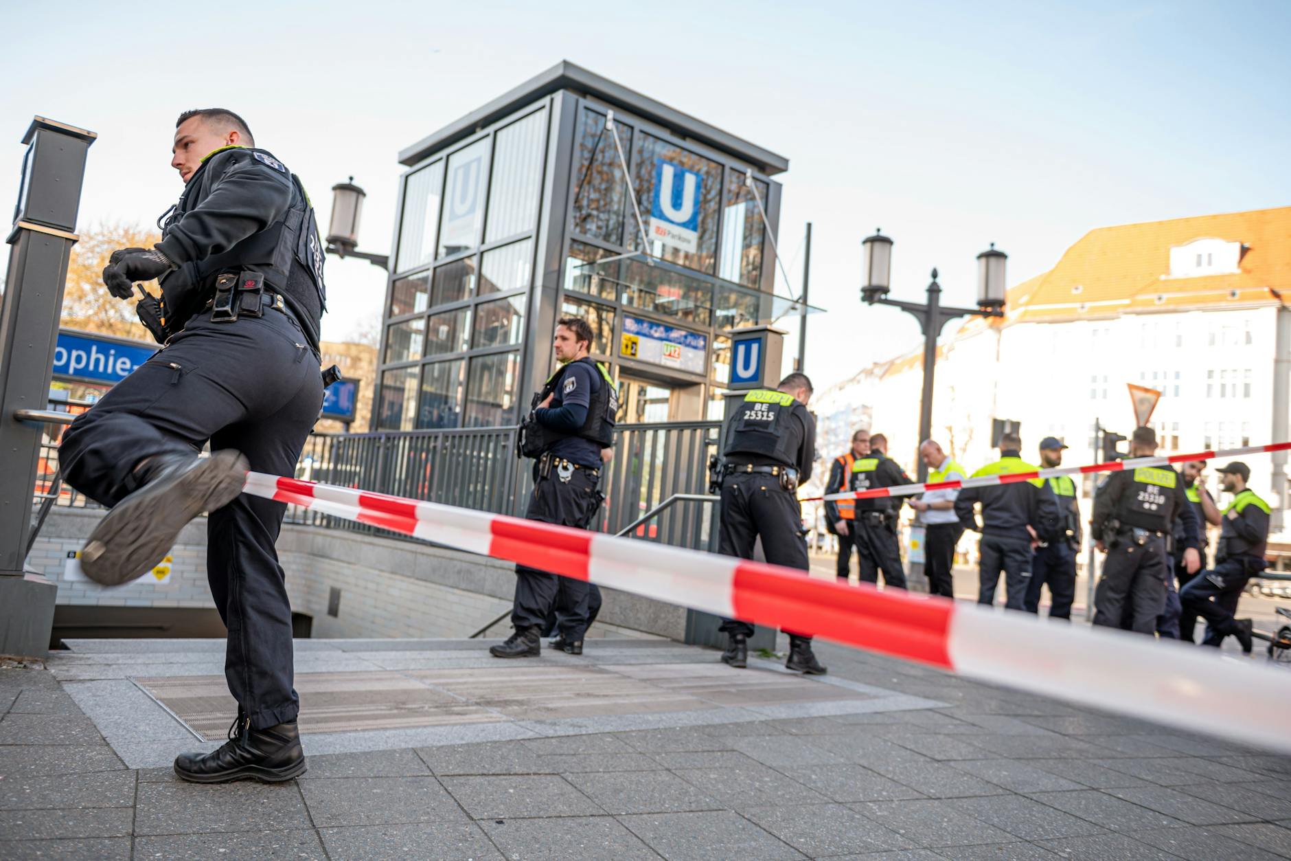 Nach der tödlichen Messerattacke am 12. April auf einen U-Bahn-Fahrgast: Polizisten sperren den U-Bahnhof Sophie-Charlotte-Platz in Charlottenburg ab.