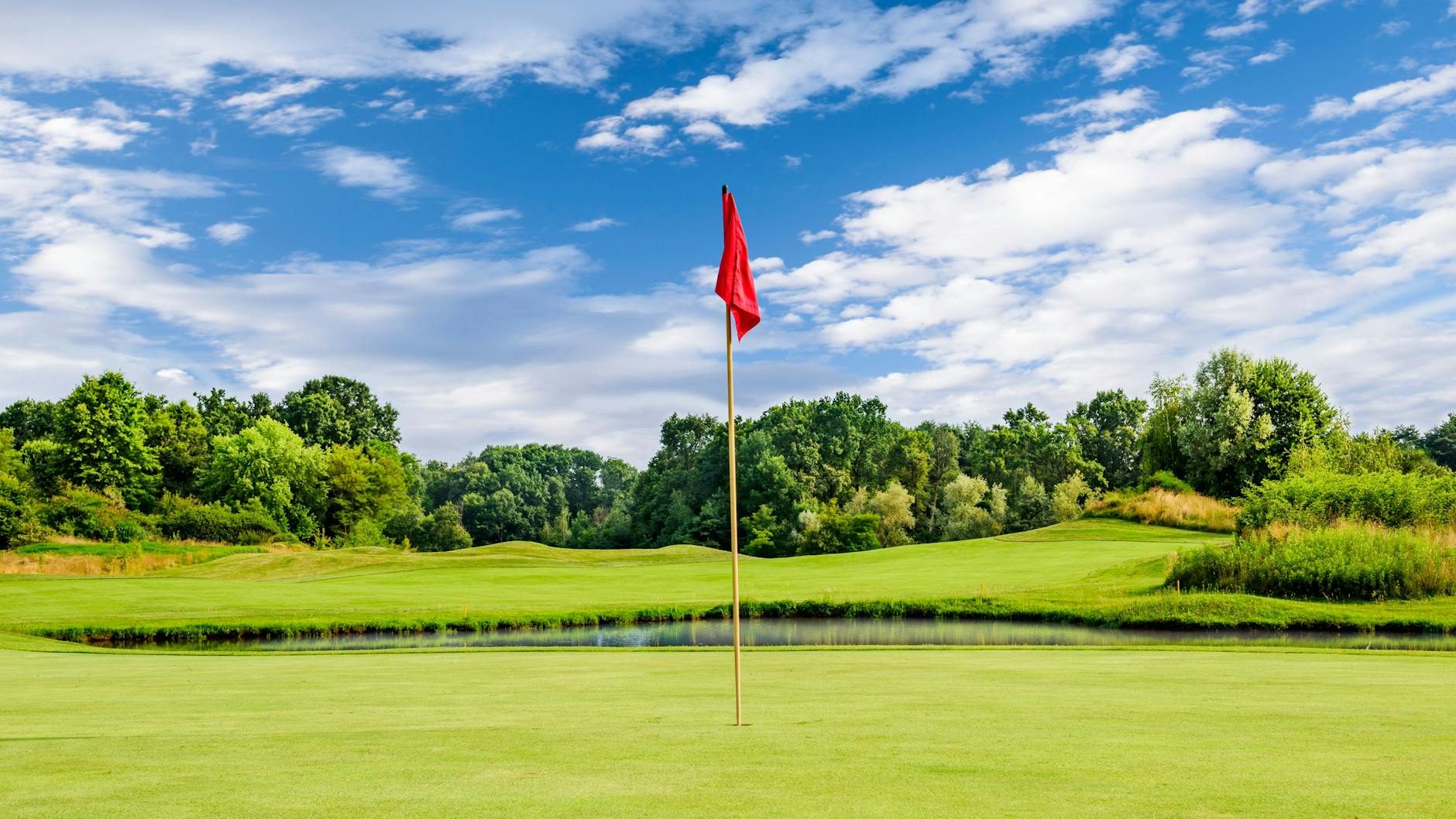 Nicht immer ist das Loch mit Fahne auf dem Golfplatz vom Abschlagpunkt aus zu sehen. Manchmal sind Hügel oder Bäume im Weg. Man spricht dann von blinden Löchern.