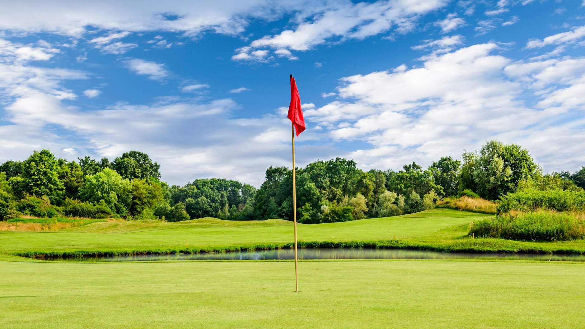 Nicht immer ist das Loch mit Fahne auf dem Golfplatz vom Abschlagpunkt aus zu sehen. Manchmal sind Hügel oder Bäume im Weg. Man spricht dann von blinden Löchern.