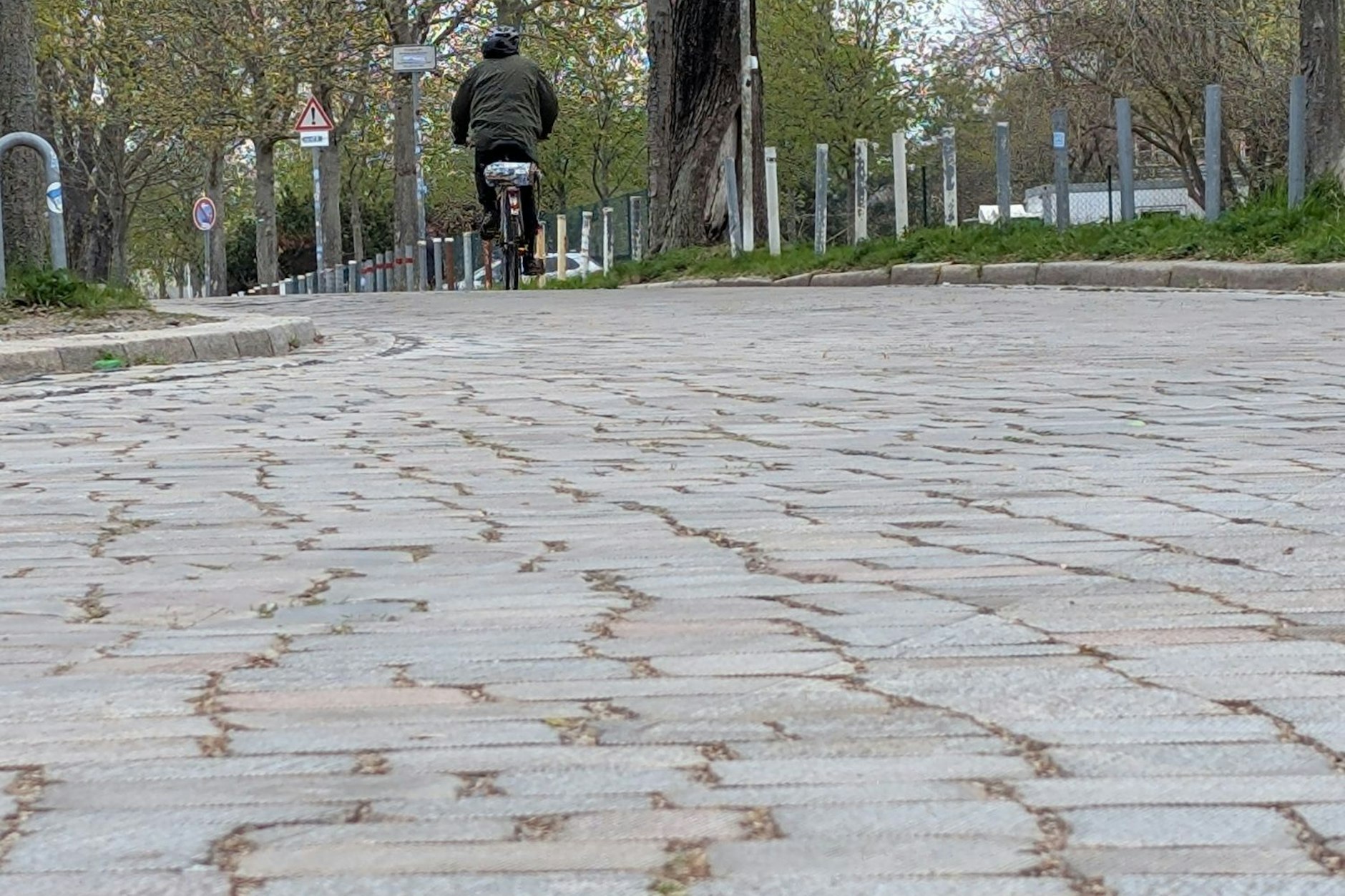 Das Kopfsteinpflaster des Priesterwegs in Tempelhof-Schöneberg wurde für Radfahrer gefräst.