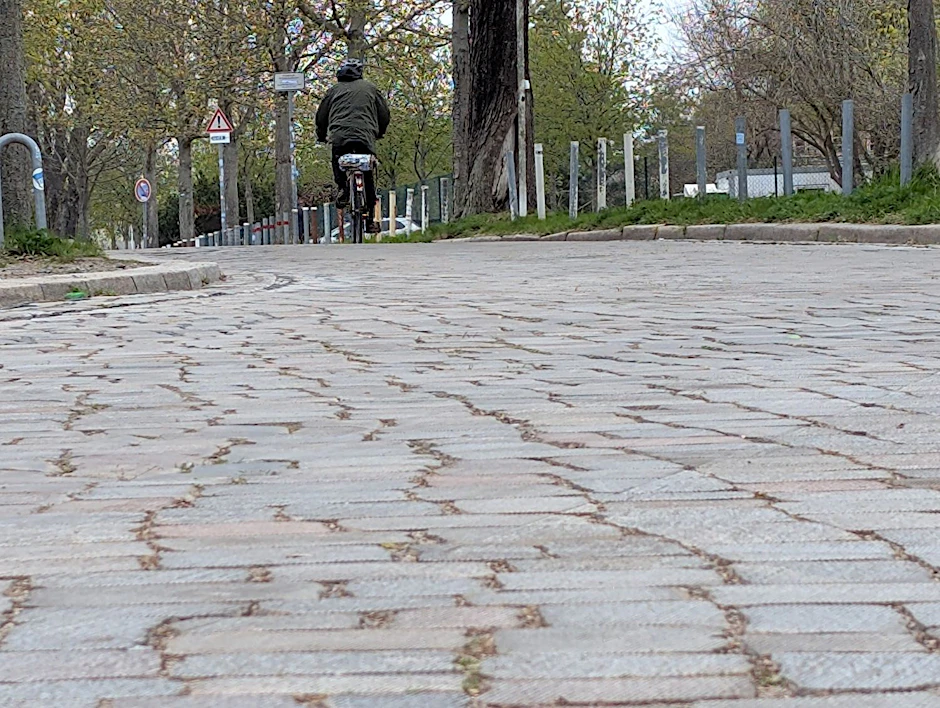 Das Kopfsteinpflaster des Priesterwegs in Tempelhof-Schöneberg wurde für Radfahrer gefräst.