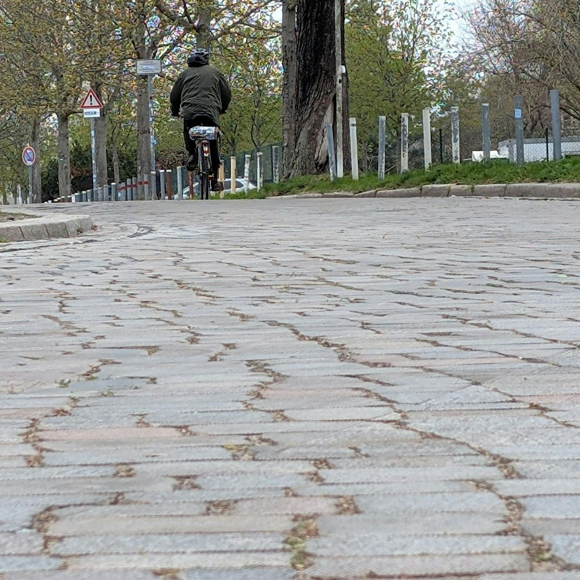 Pilotprojekt in Tempelhof-Schöneberg: Erstmals Pflastersteine zum Radweg umgestaltet