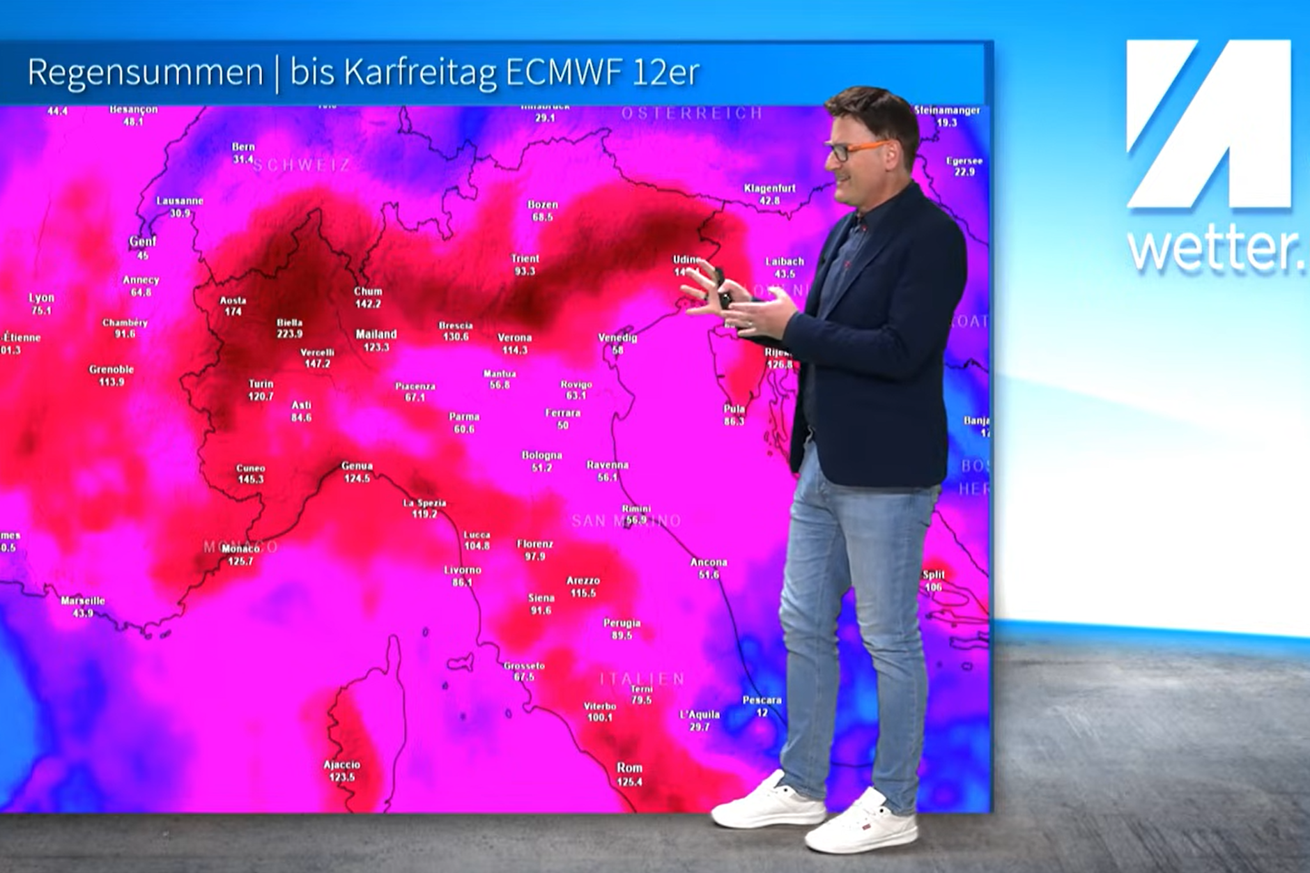 Dominik Jung von wetter.net steht vor der Wetterkarte, die die Regensummen für die nächsten Tage anzeigt. Dunkelrot heißt Unwetter.