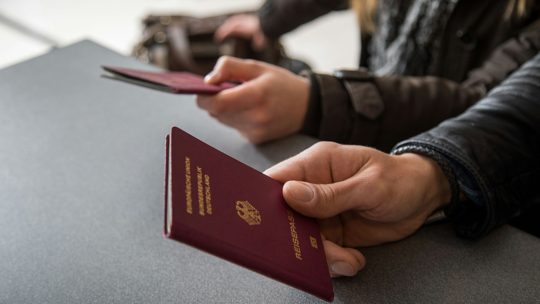 Auch der wird digital: Flughäfen planen eine neue Technologie, den Reisepass aus dem Handy zu scannen.