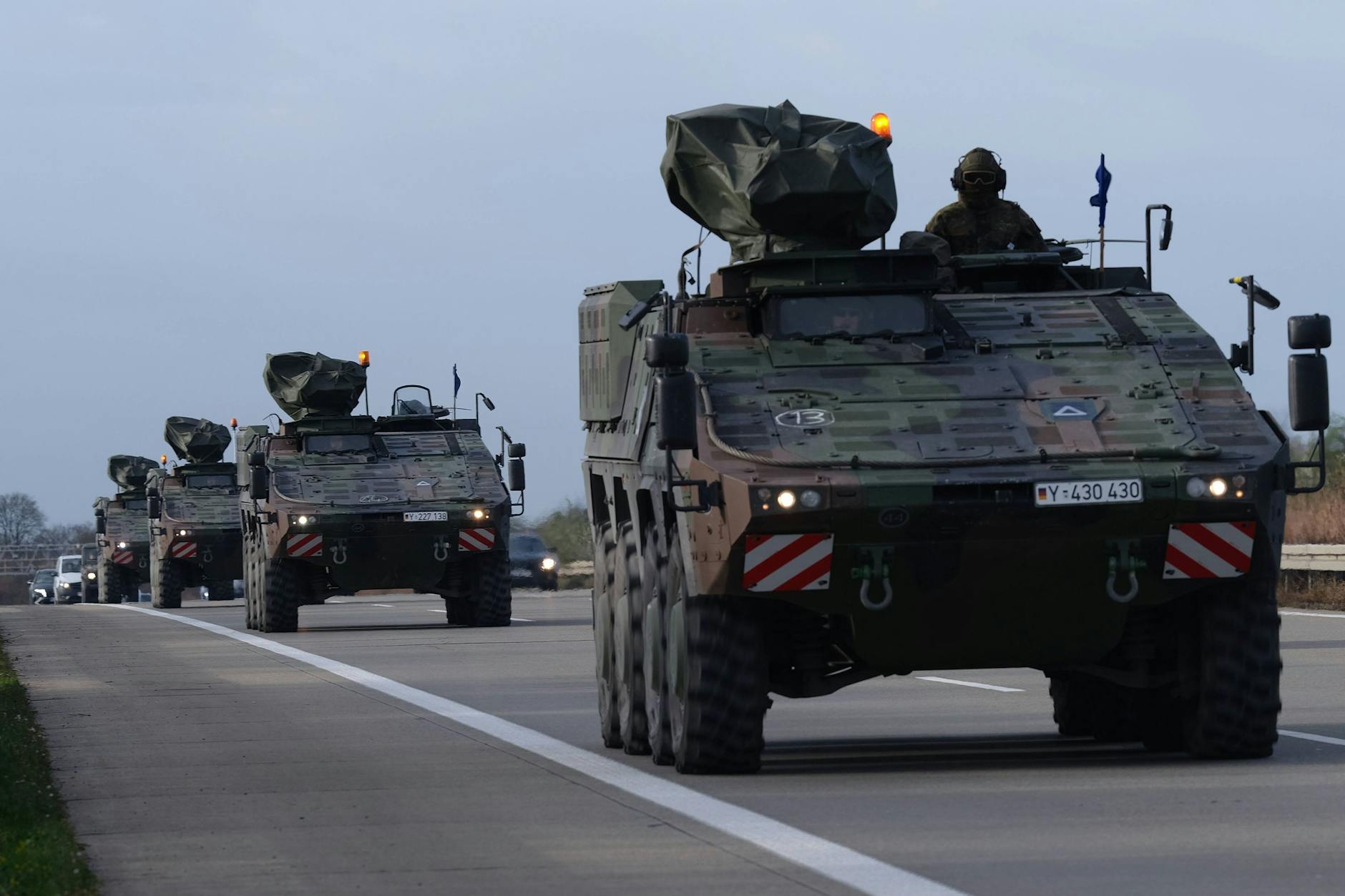 Schützenpanzer auf einer Autobahn