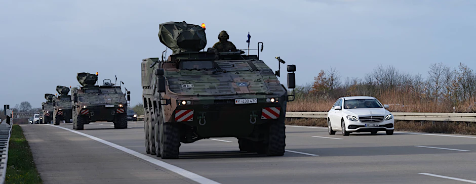 Schützenpanzer auf einer Autobahn
