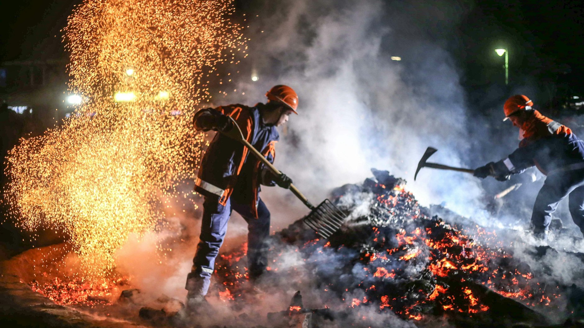 Ein Osterfeuer in Frohnau in Berlin.