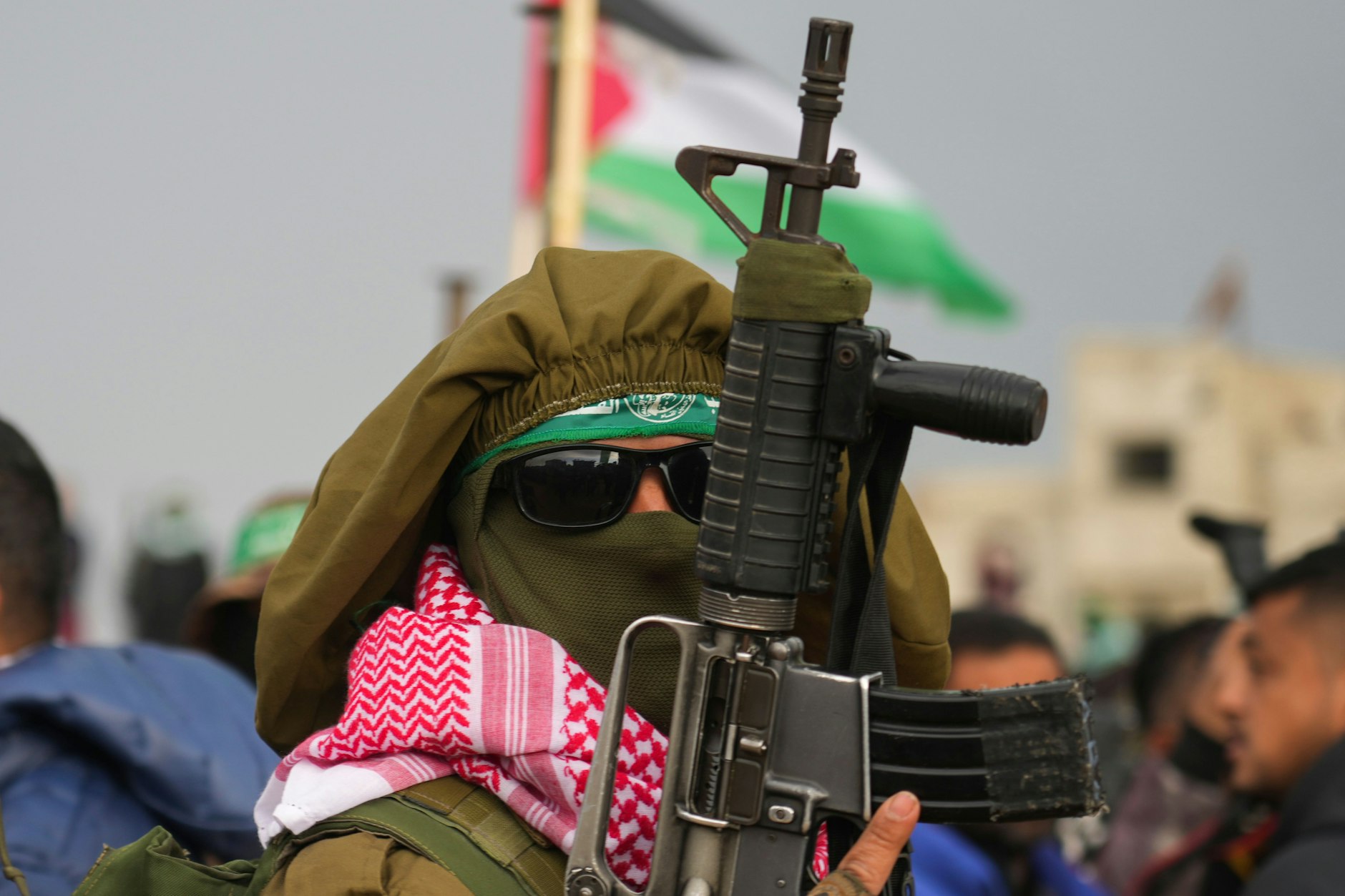 Chan Junis: Ein vermummter Kämpfer der Terrororganisation Hamas hält seine Waffe hoch.