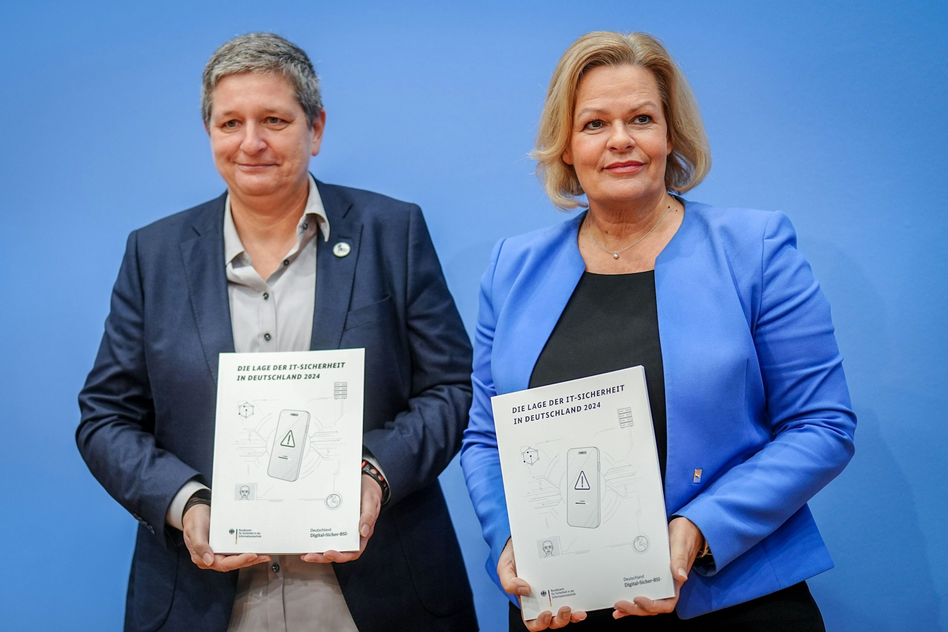 Claudia Plattner, BSI-Präsidentin, gibt mit Innenministerin Nancy Faeser (r.) eine Pressekonferenz zur Vorstellung des Lageberichts 2024 des Bundesamtes für Sicherheit und Informationstechnik (BSI).