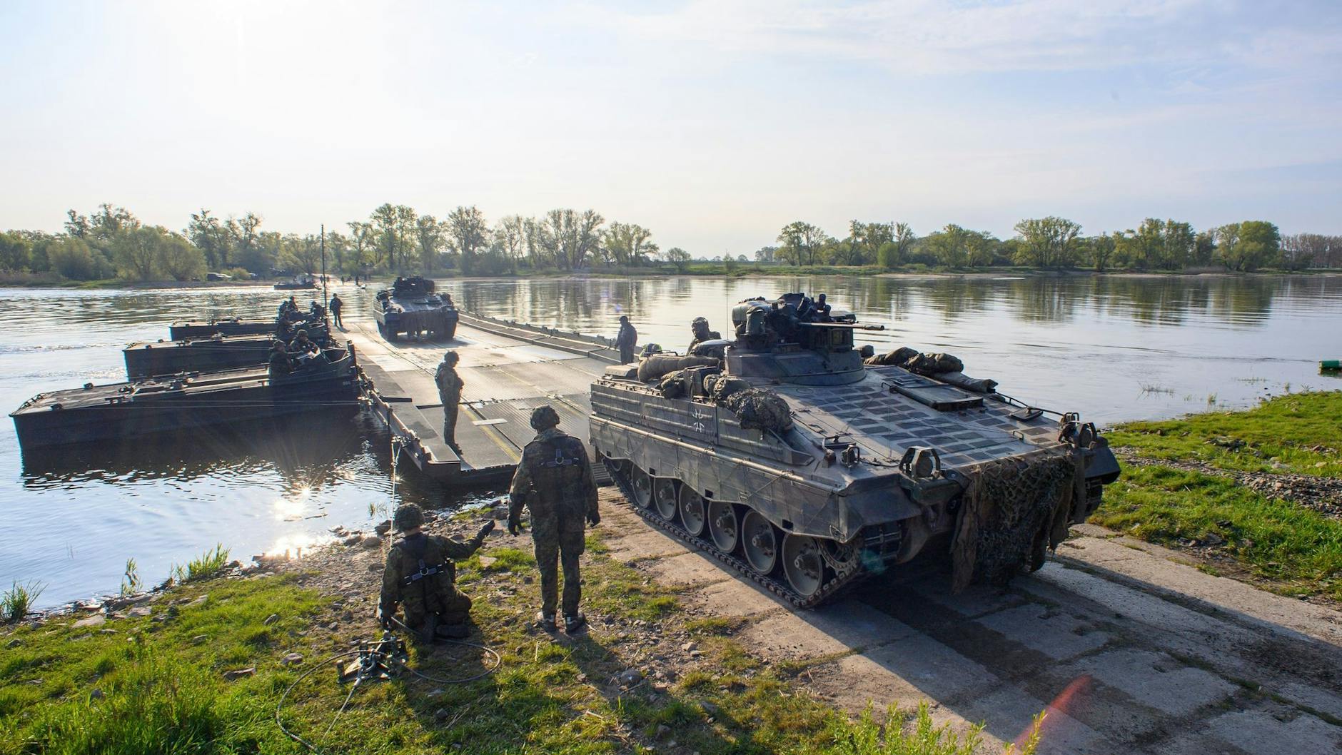 Die Bundeswehr übt mit Schützenpanzern des Typs „Marder“ an der Elbe in Sachsen-Anhalt.