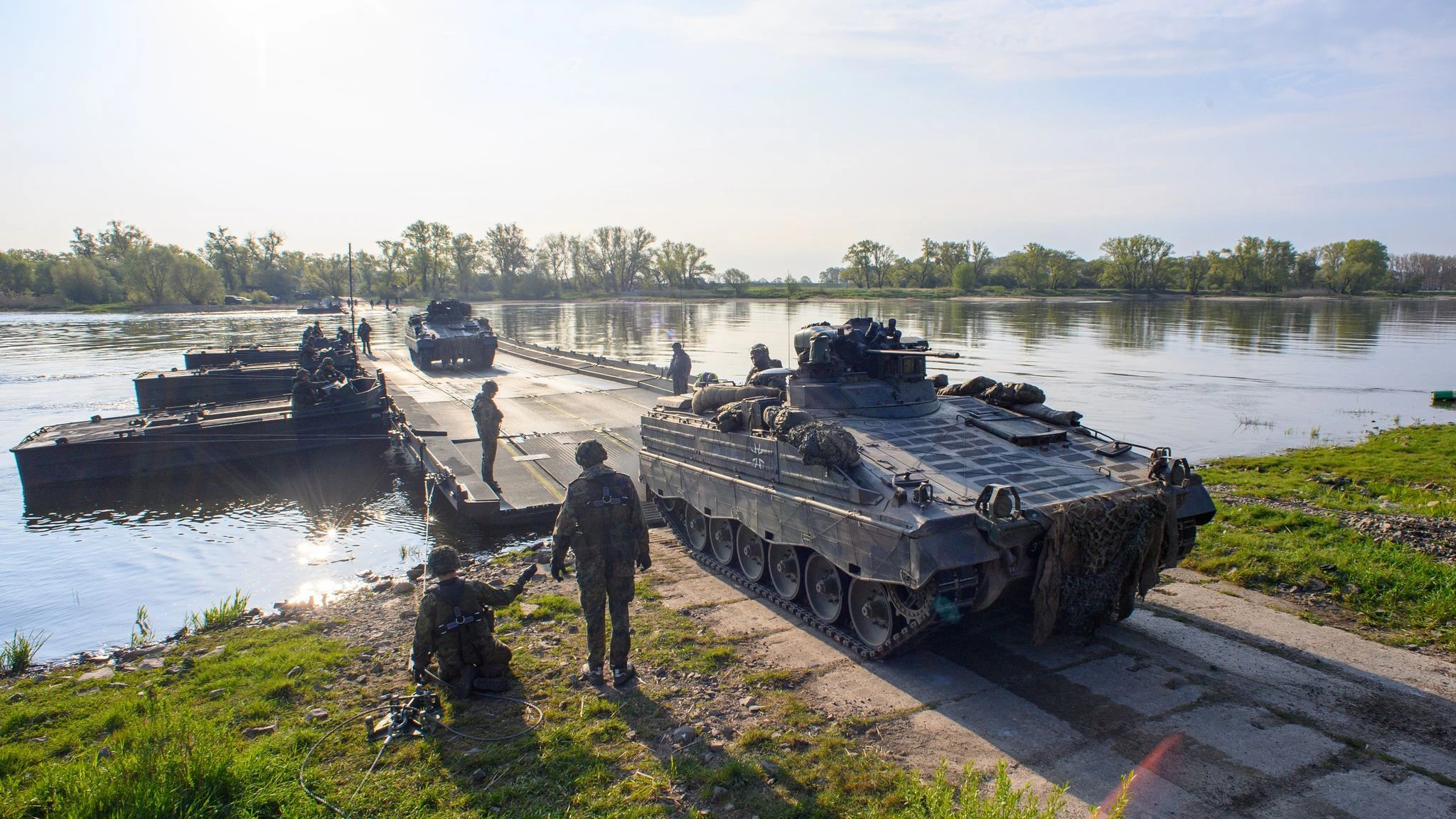 Die Bundeswehr übt mit Schützenpanzern des Typs „Marder“ an der Elbe in Sachsen-Anhalt.
