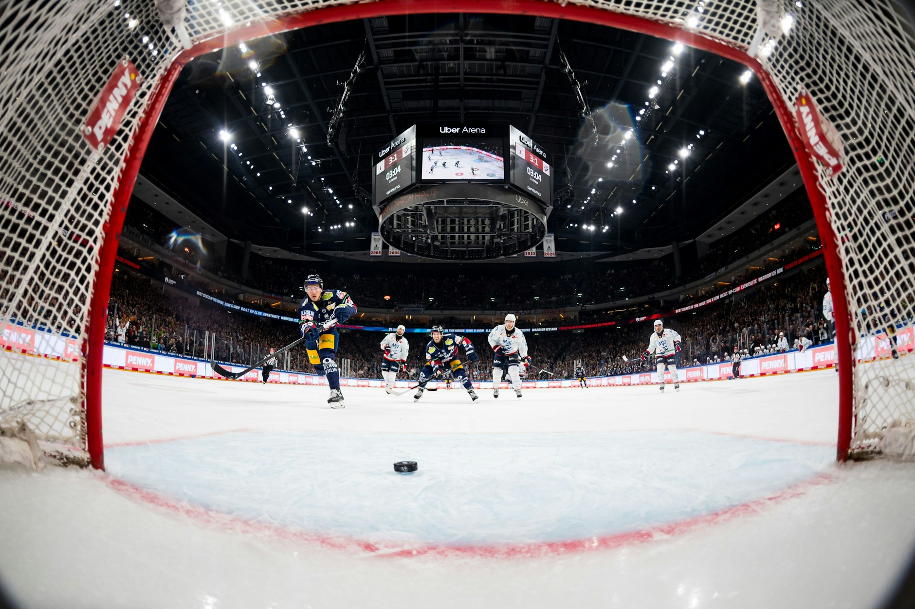 In ihrer Uber-Arena drehen die Eisbären richtig am Puck. Hier versenkt Leo Pföderl die Scheibe.