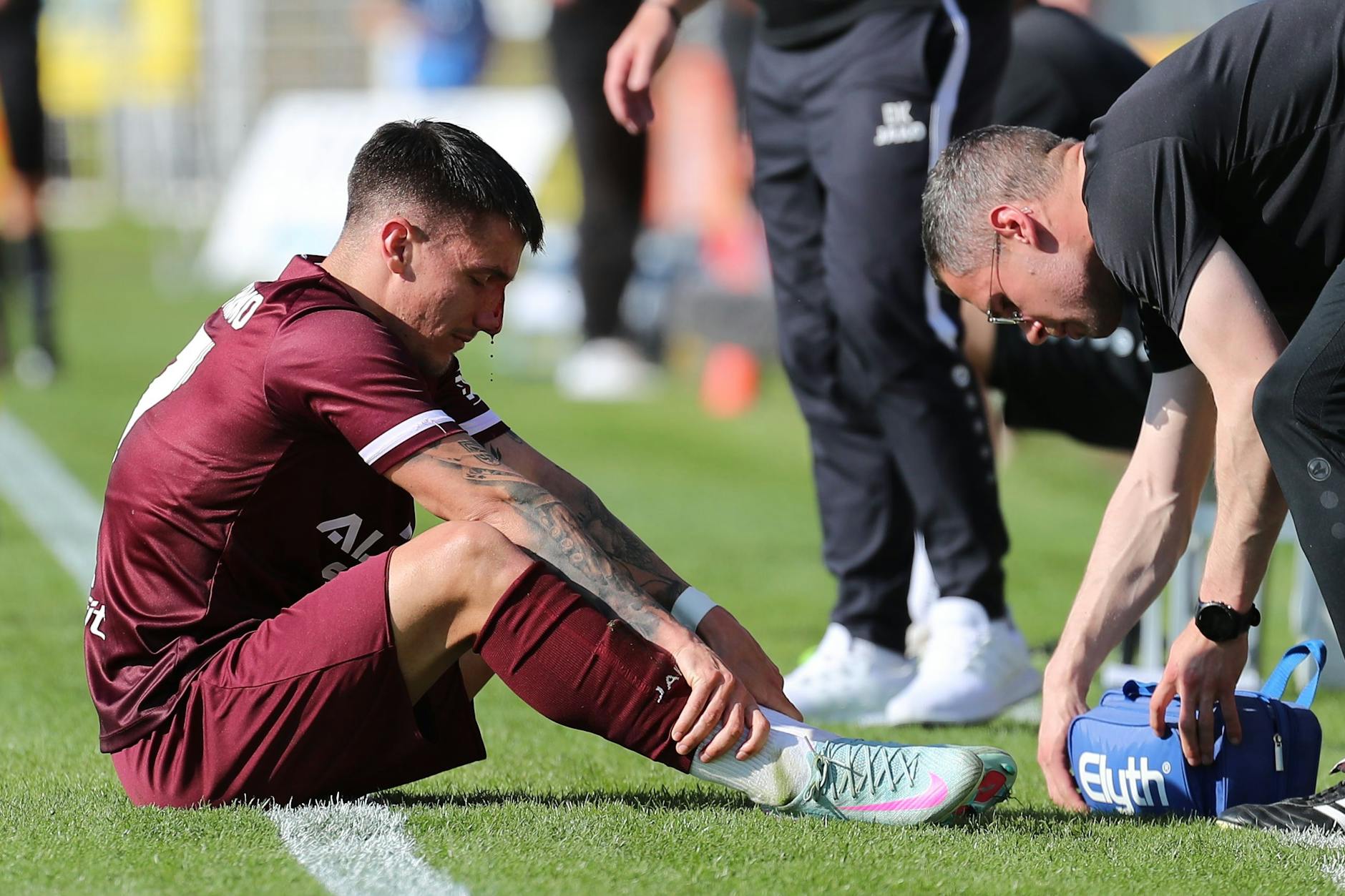 Bei BFC-Linksverteidiger Ben Meyer tropft Blut aus der Nase, auch für ihn ist das Spiel bei Lok Leipzig früh vorbei.