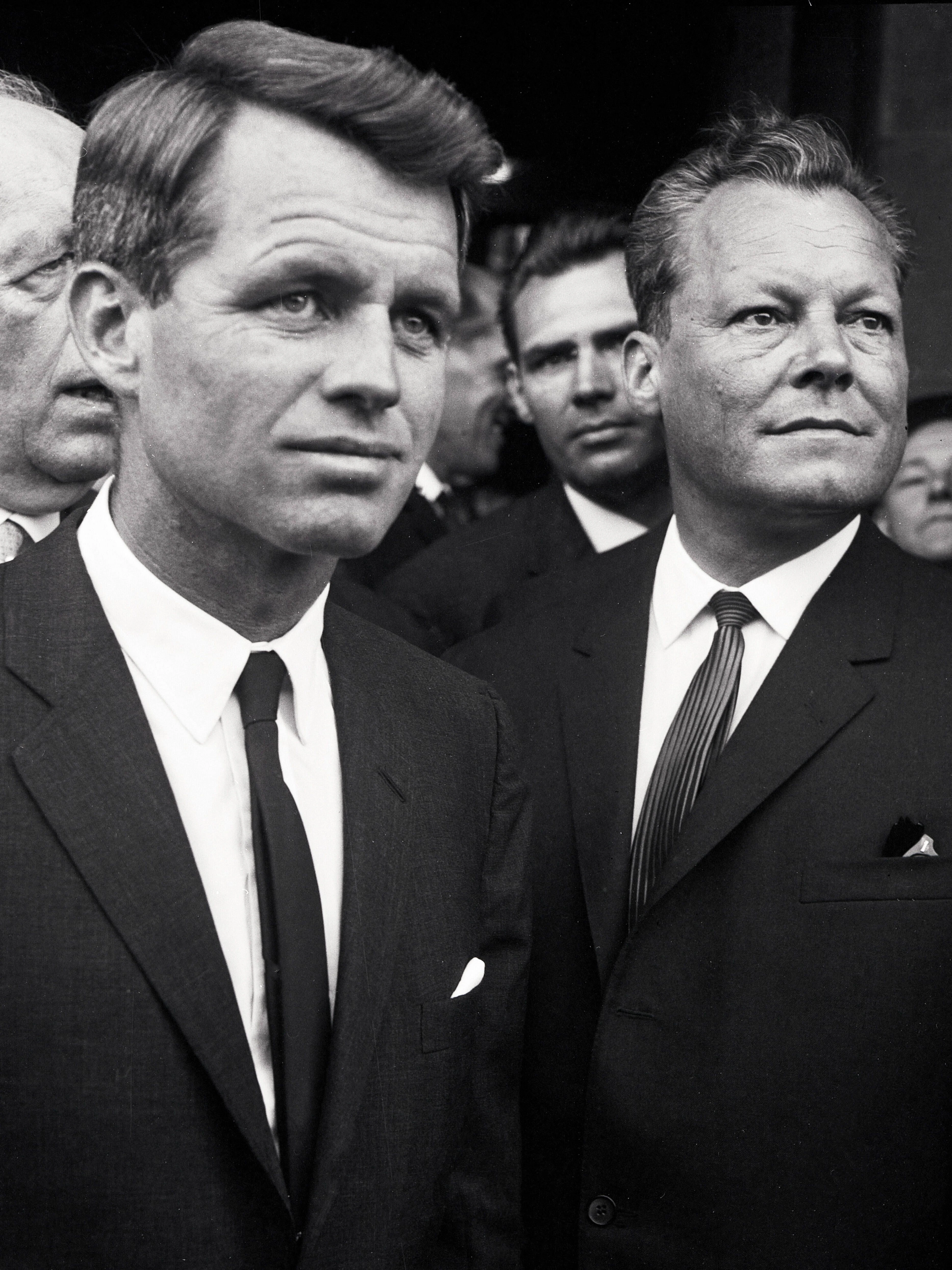 Robert F. Kennedy im Jahr 1964 mit Willy Brandt, der damals Regierender Bürgermeister von Berlin war.