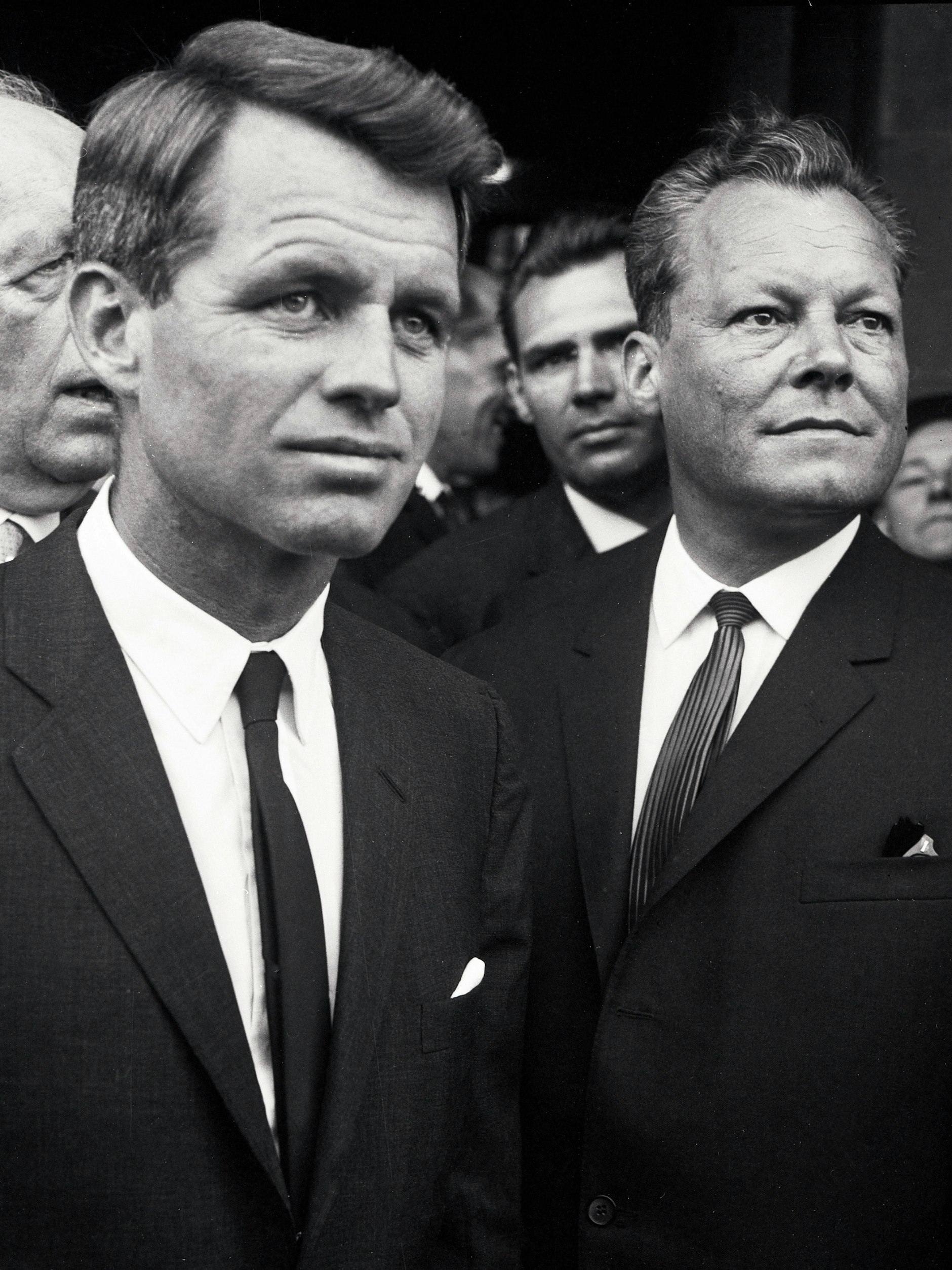 Robert F. Kennedy im Jahr 1964 mit Willy Brandt, der damals Regierender Bürgermeister von Berlin war.