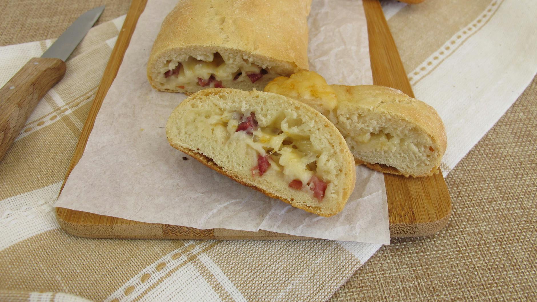 Das Dresdner Handbrot wird lecker mit Schinken und Käse gefüllt. Dazu gibt's bei unserem Rezept eine Schmand-Creme mit Schnittlauch.