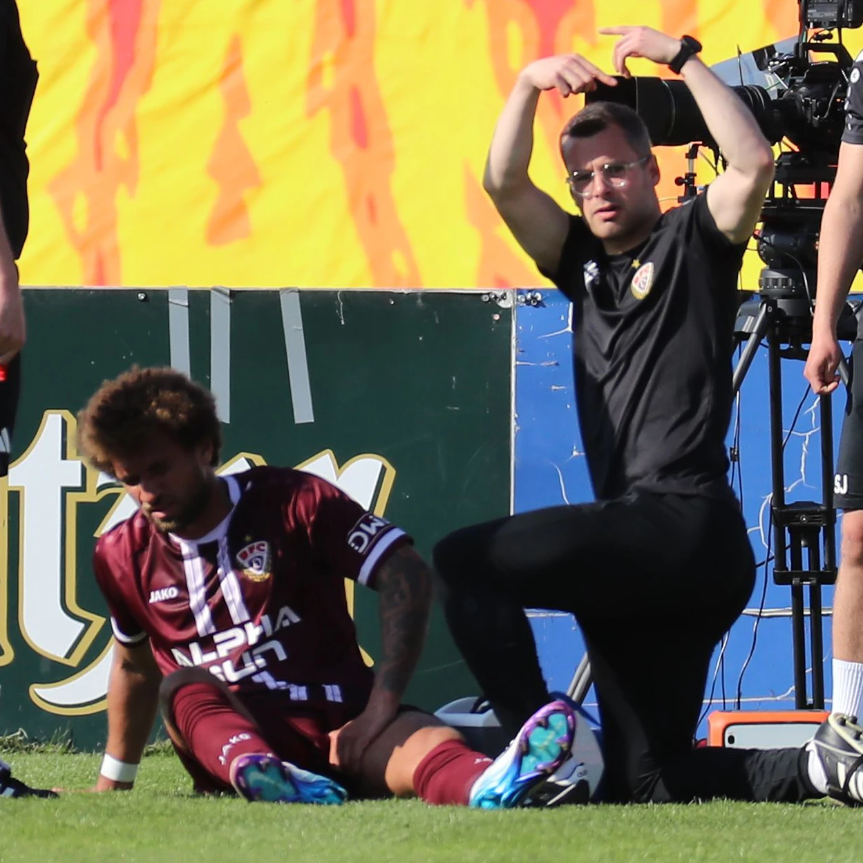 Bei Kevin Lankford geht in Leipzig nichts mehr, BFC-Physio Pascal Kämper gibt das Wechsel-Zeichen.