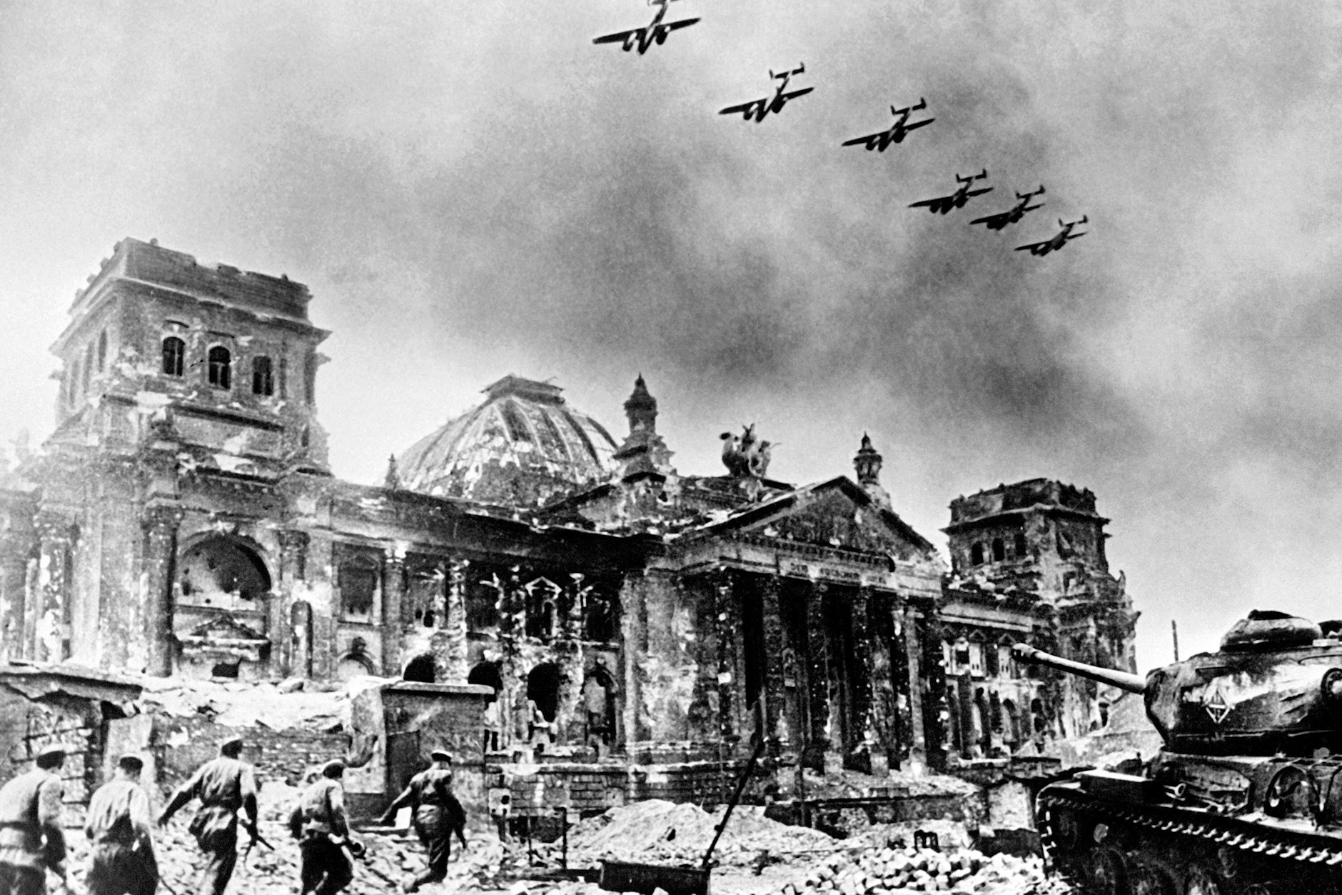 Berlin: die Bombardierung des Reichstags 1945