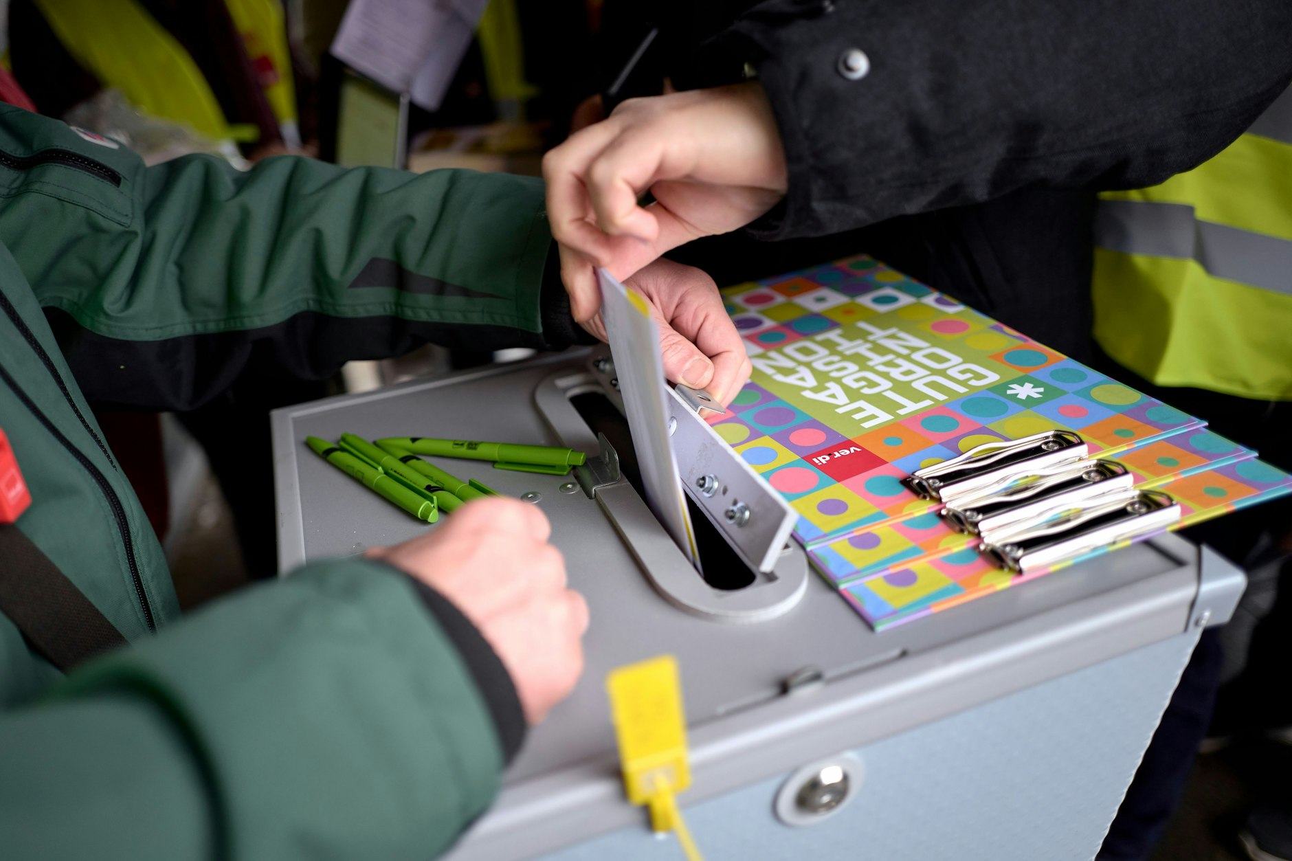 So wie bei der Urabstimmung vor drei Wochen haben die Verdi-Mitglieder bei der BVG die Wahl, ob sie den Tarifabschluss annehmen oder streiken wollen.