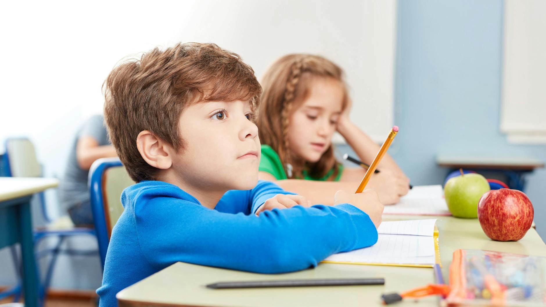 Während die Schüler in der Schule bei einem Diktat auf ihren Plätzen sitzen, soll mit dem Schleichdiktat auch der natürliche Bewegungsdrang der Kinder befriedigt werden.
