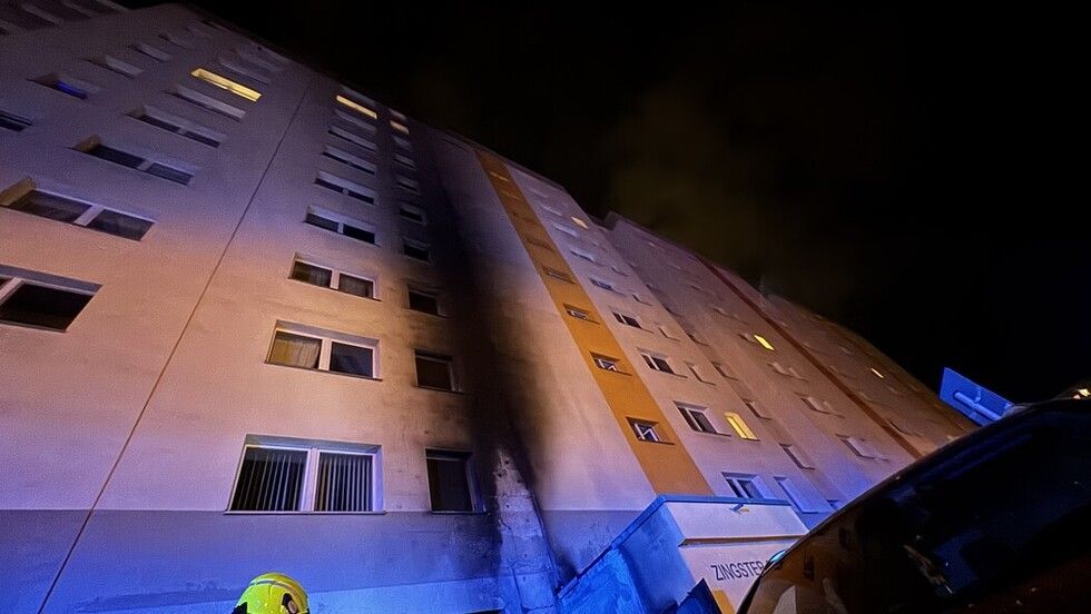 Lichtenberg: Rauchschaden an Hochhaus nach Mülltonnenbrand