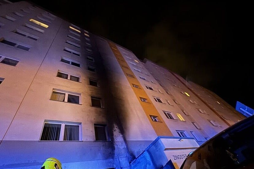 Die Fassade eines Hauses in der Zingster Straße wurde durch einen Brand beschädigt.