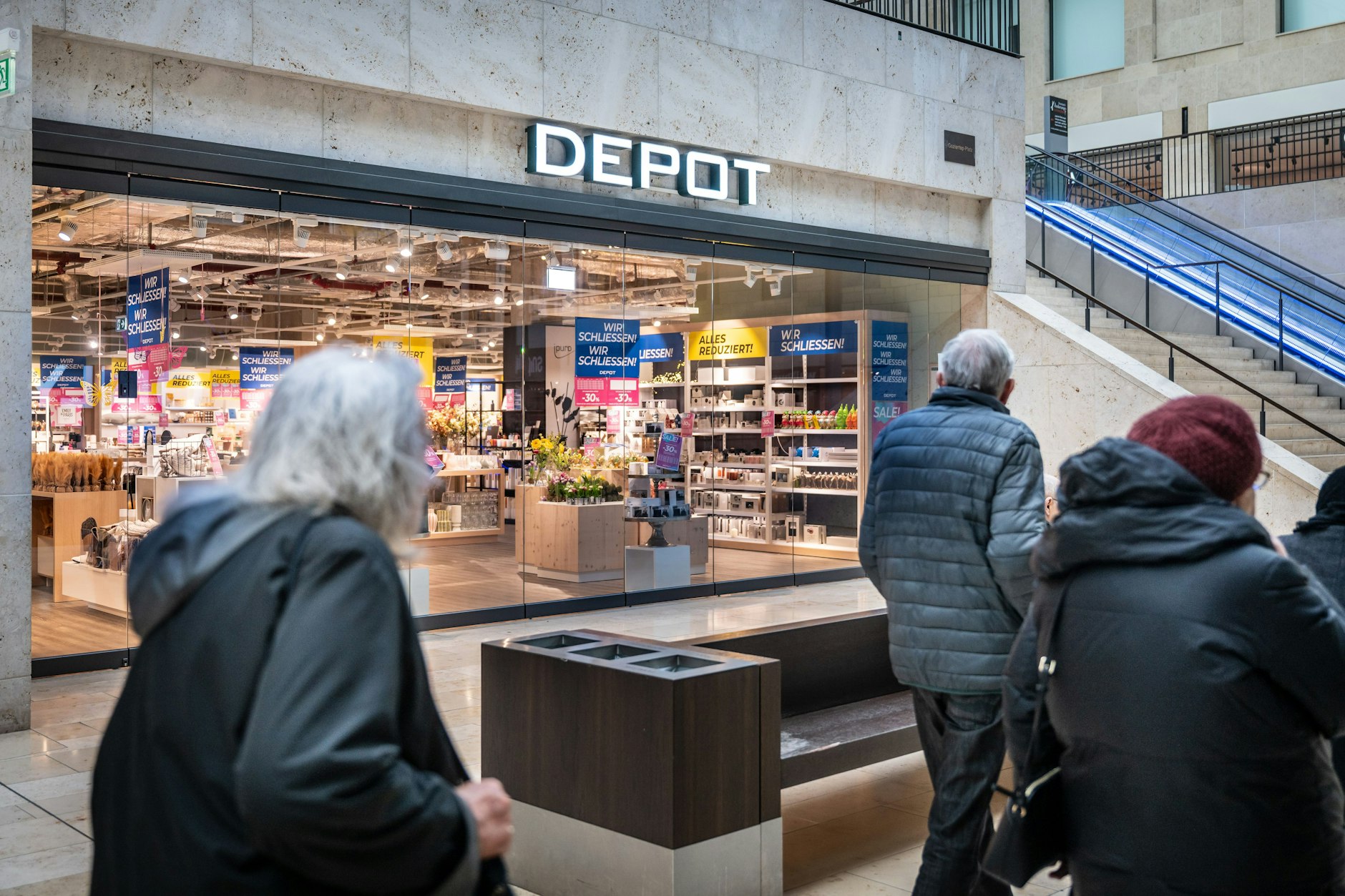 Eine Depot-Filiale wirbt mit Rabatten wegen Schließung.